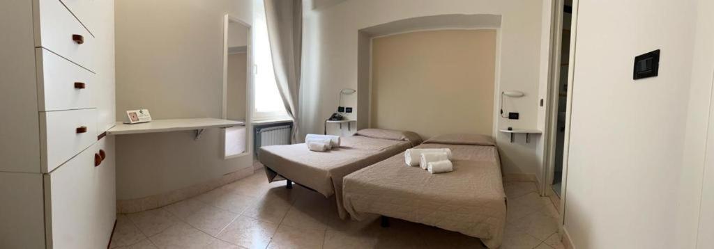 Double or Twin Room with Bathroom photo 2