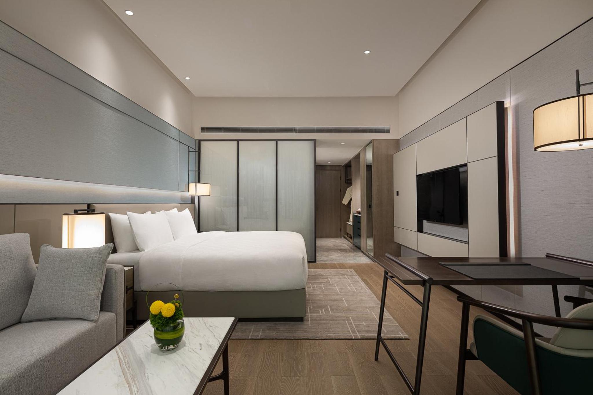 Standard King Room - High Floor/Lounge Access photo 2