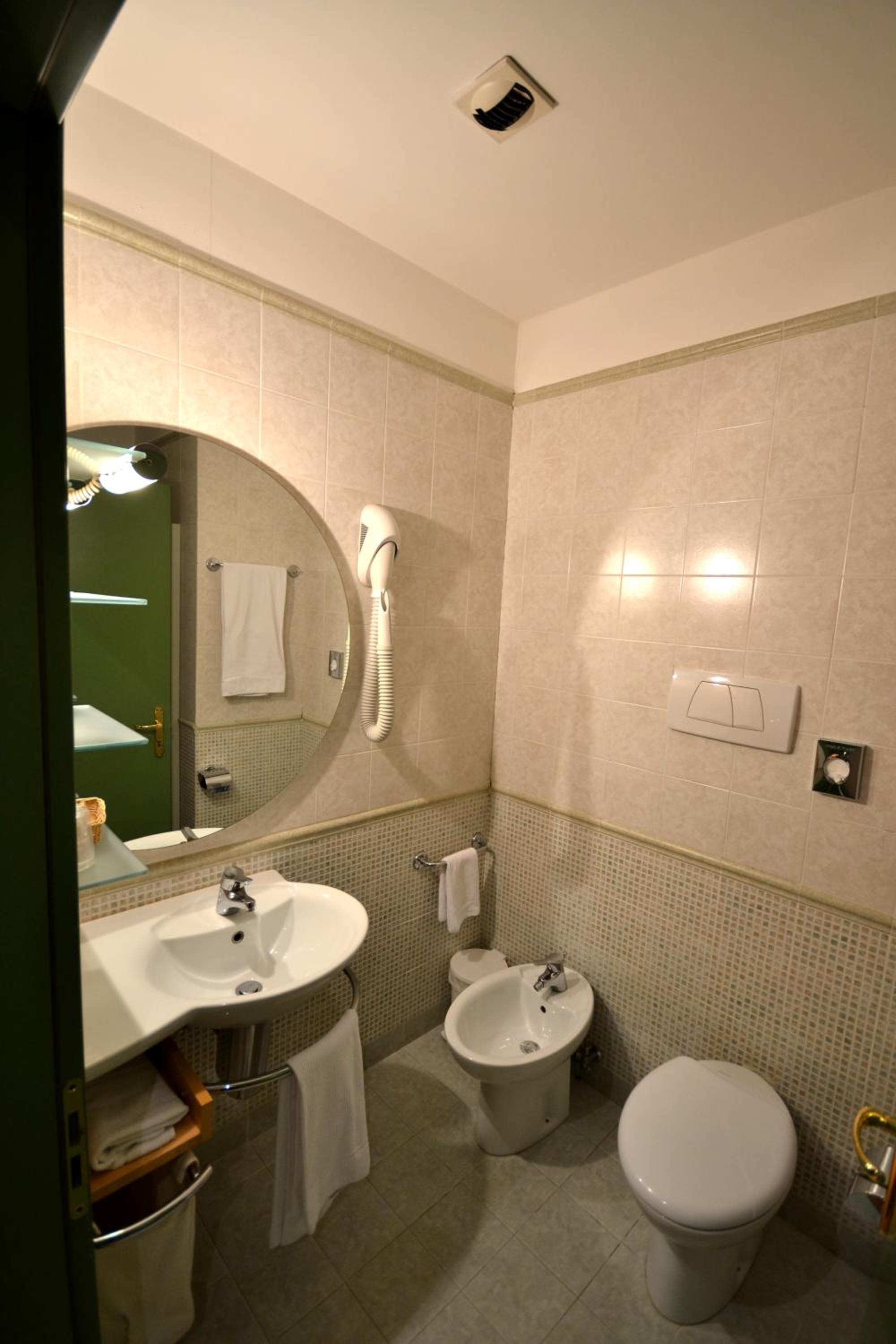 Double or Twin Room - Photo 3