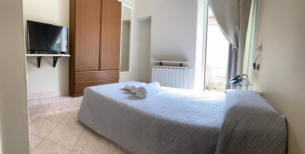 Single Room with Bathroom photo 2