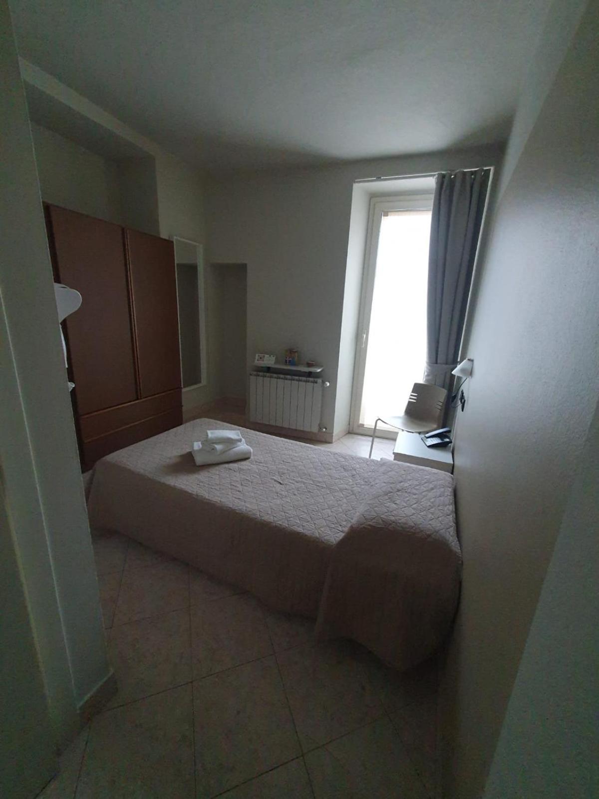 Single Room with Bathroom photo 3