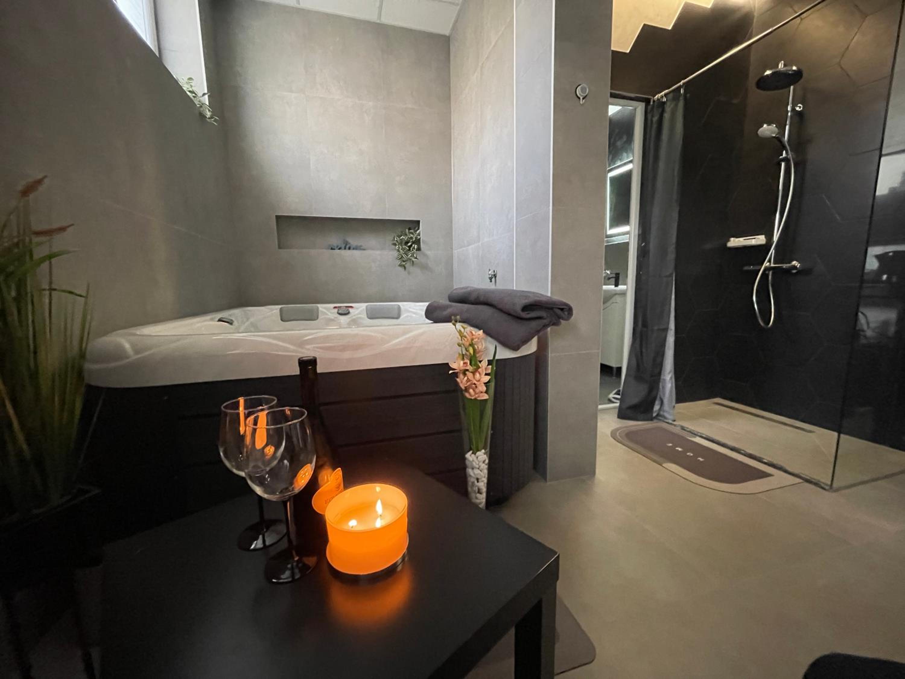 King Suite with Spa Bath - Photo 12