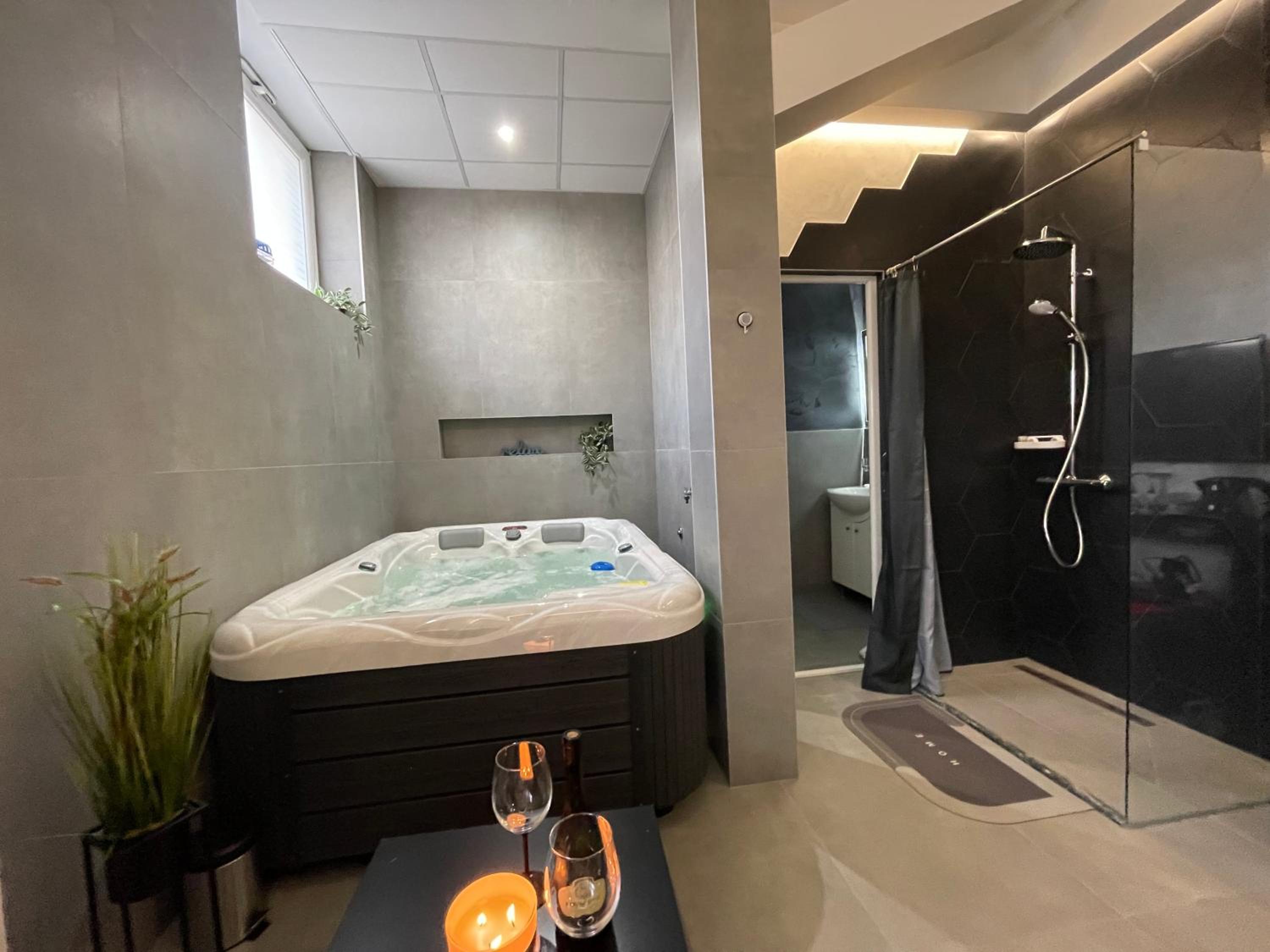 King Suite with Spa Bath - Photo 10