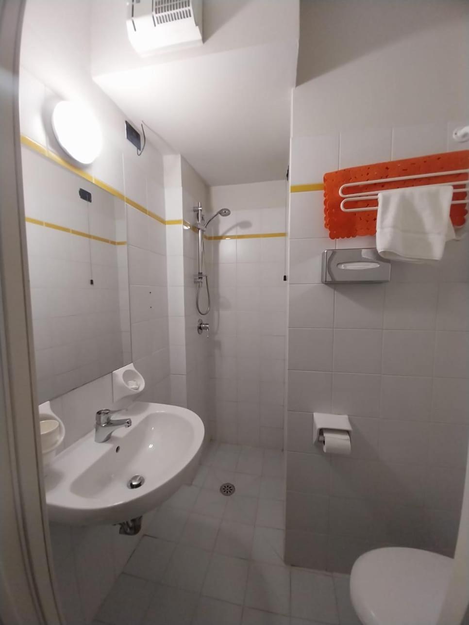Double or Twin Room photo 3