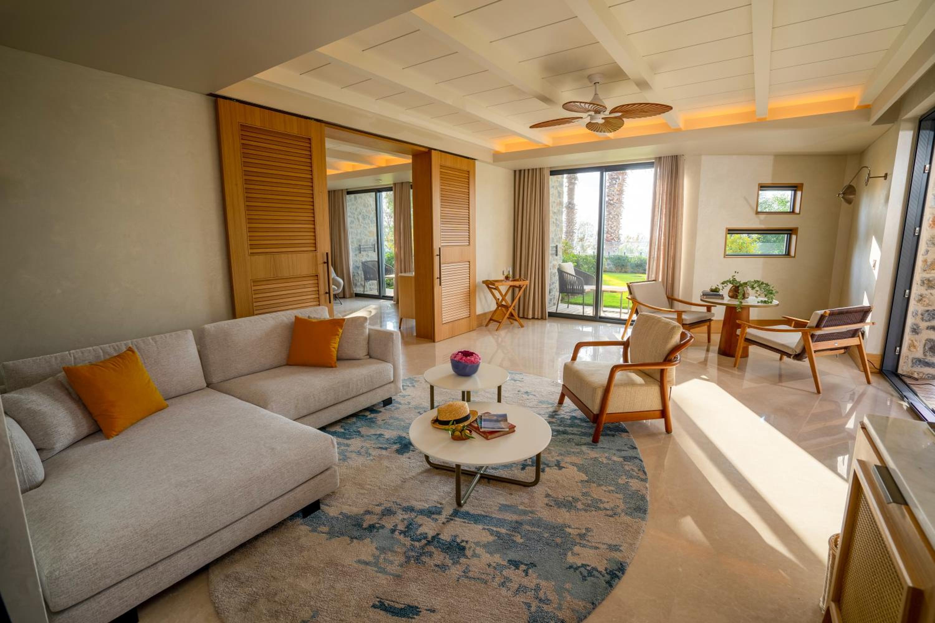 Suite - Photo 11