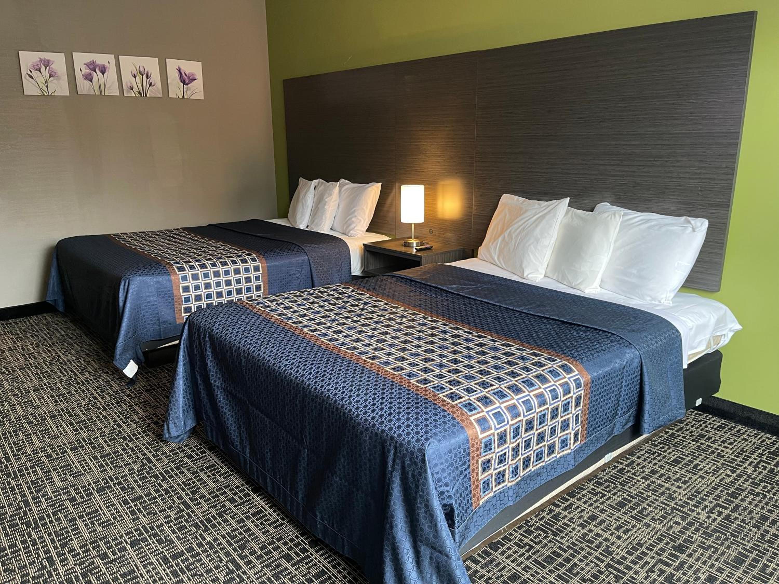 Queen Room with Two Queen Beds - Non-Smoking photo 1
