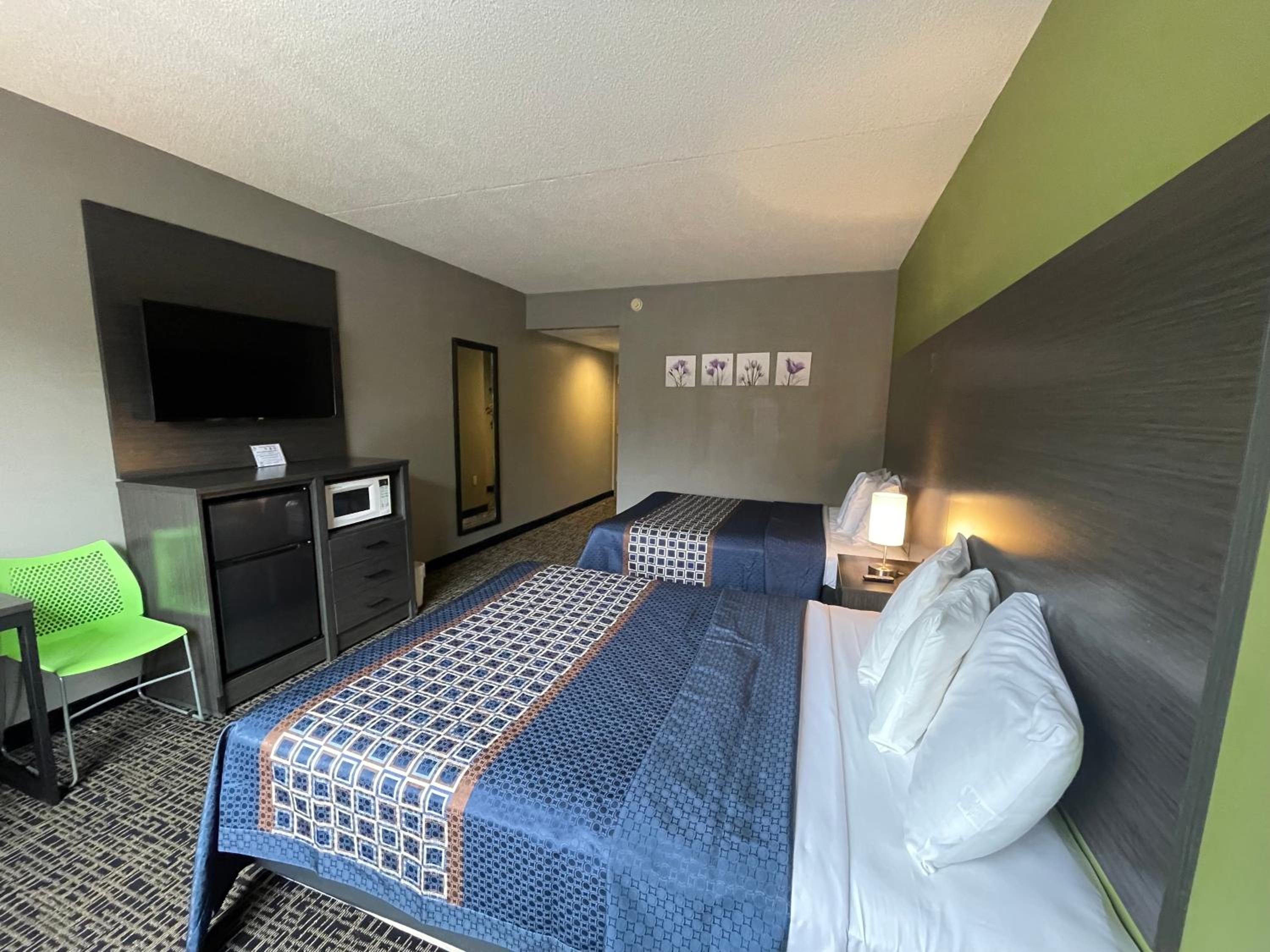 Queen Room with Two Queen Beds and Bath Tub - Mobility Accessible/Non-Smoking photo 2