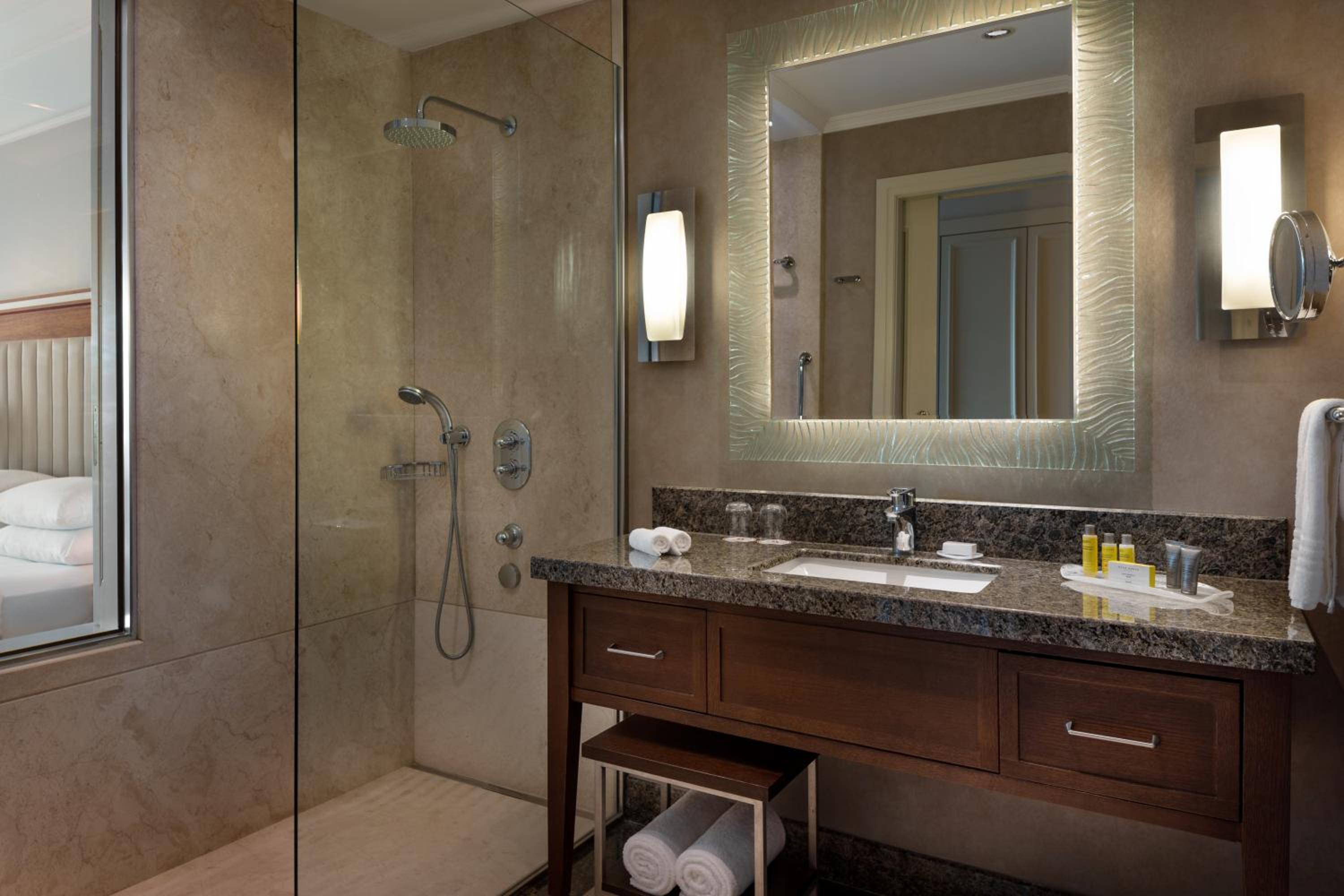 Executive King Room with Executive Lounge Access thumbnail 6
