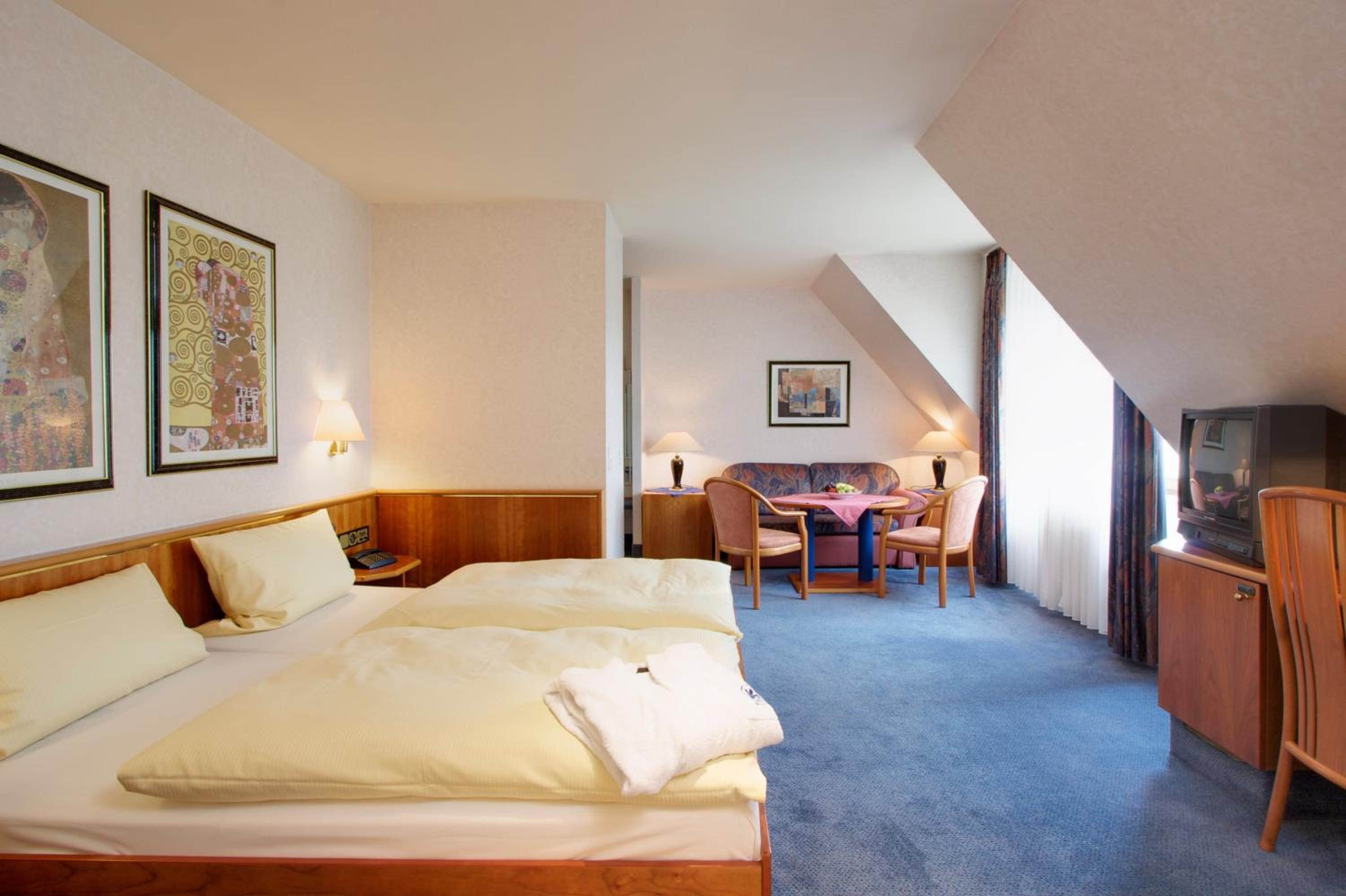 Double Room with Bath - Non-Smoking - Photo 2