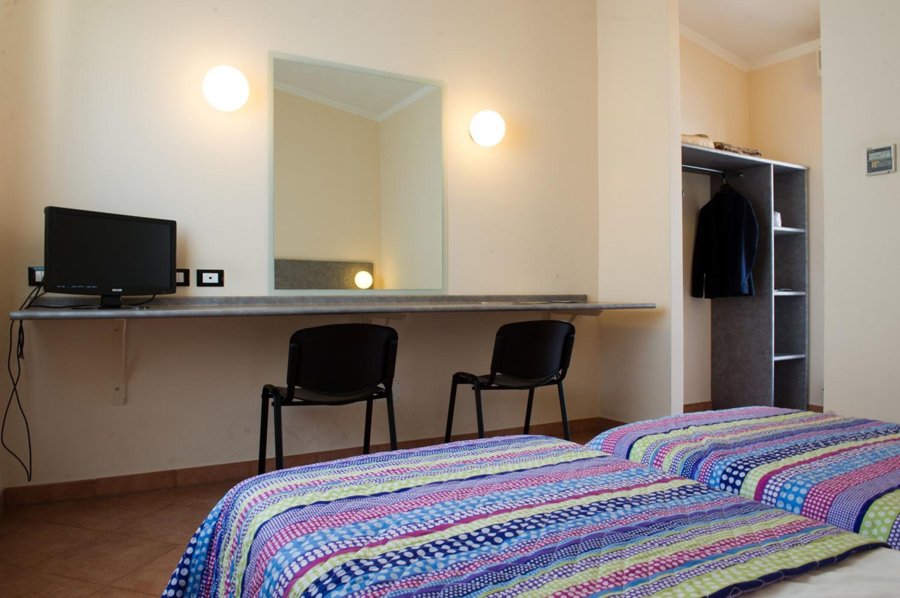 Twin Room - Photo 5