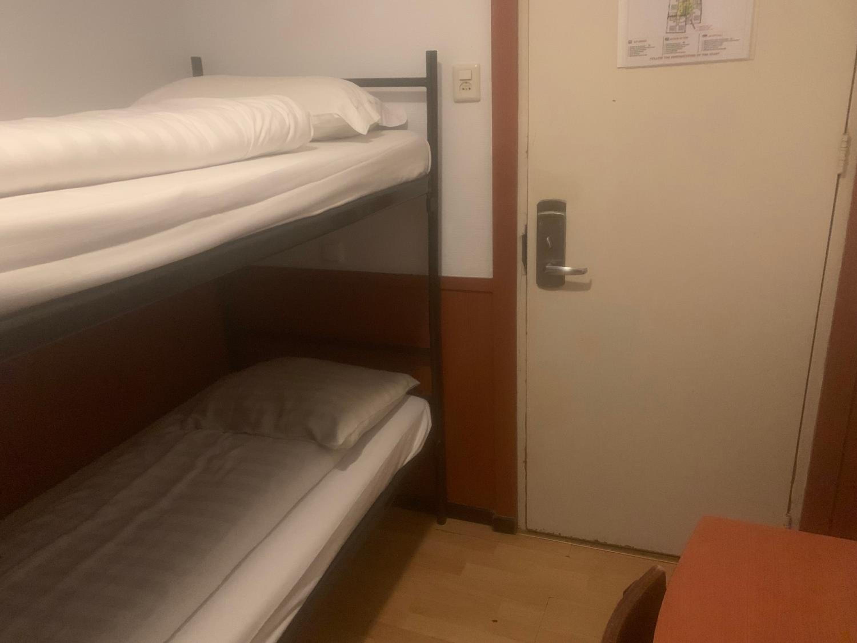 Standard Twin Room with Shared Bathroom photo 1