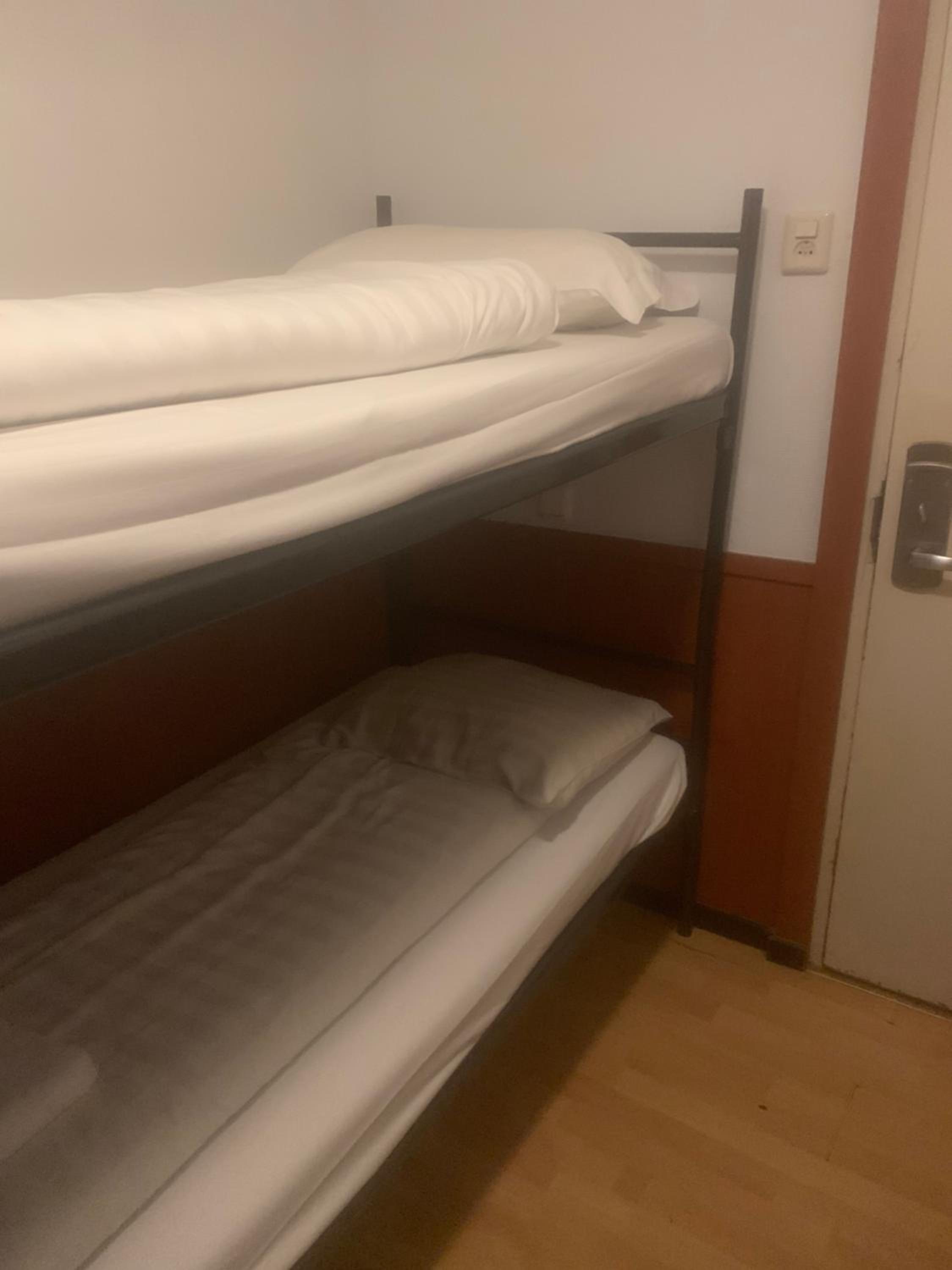 Standard Twin Room with Shared Bathroom photo 2