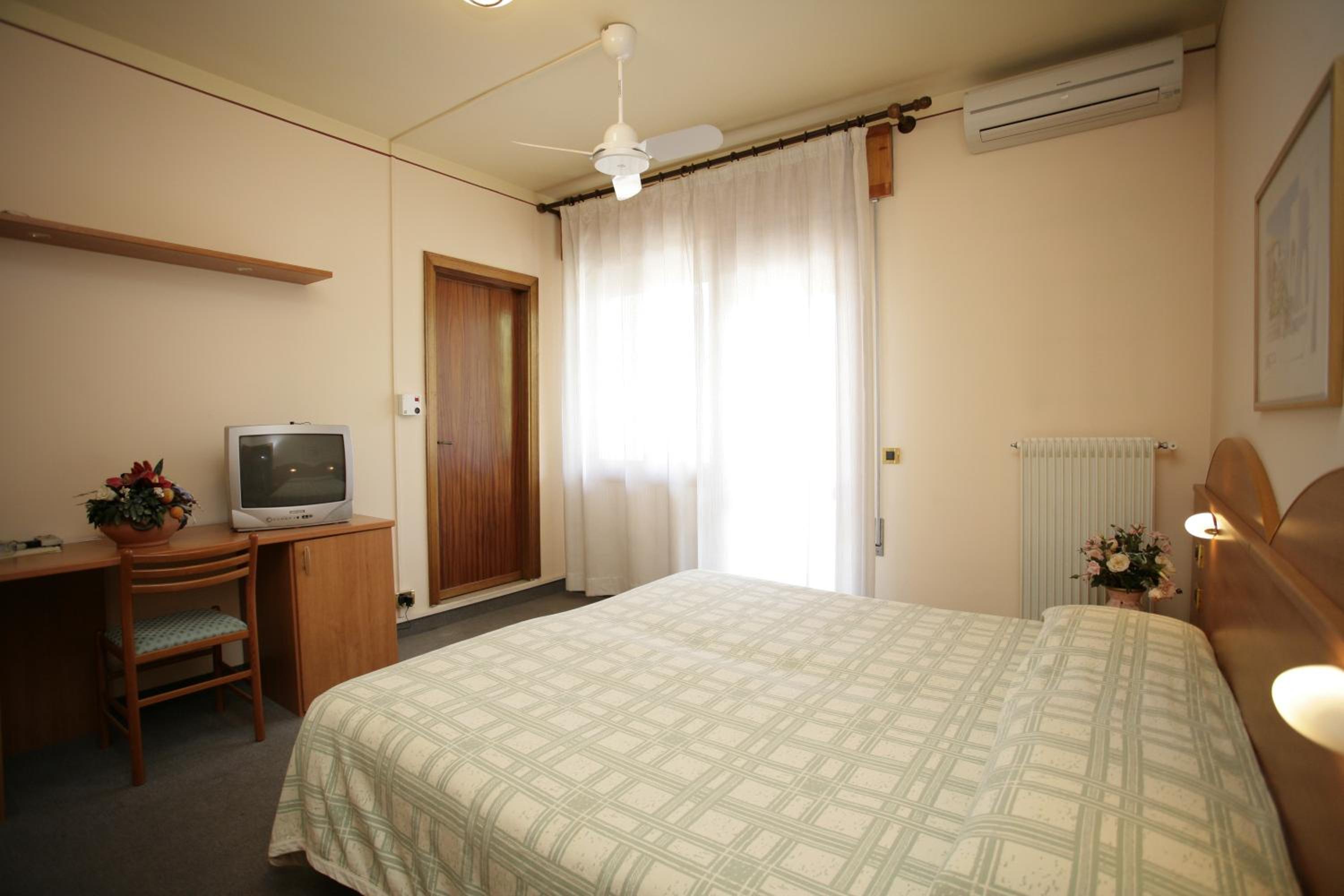 Double Room - Photo 8