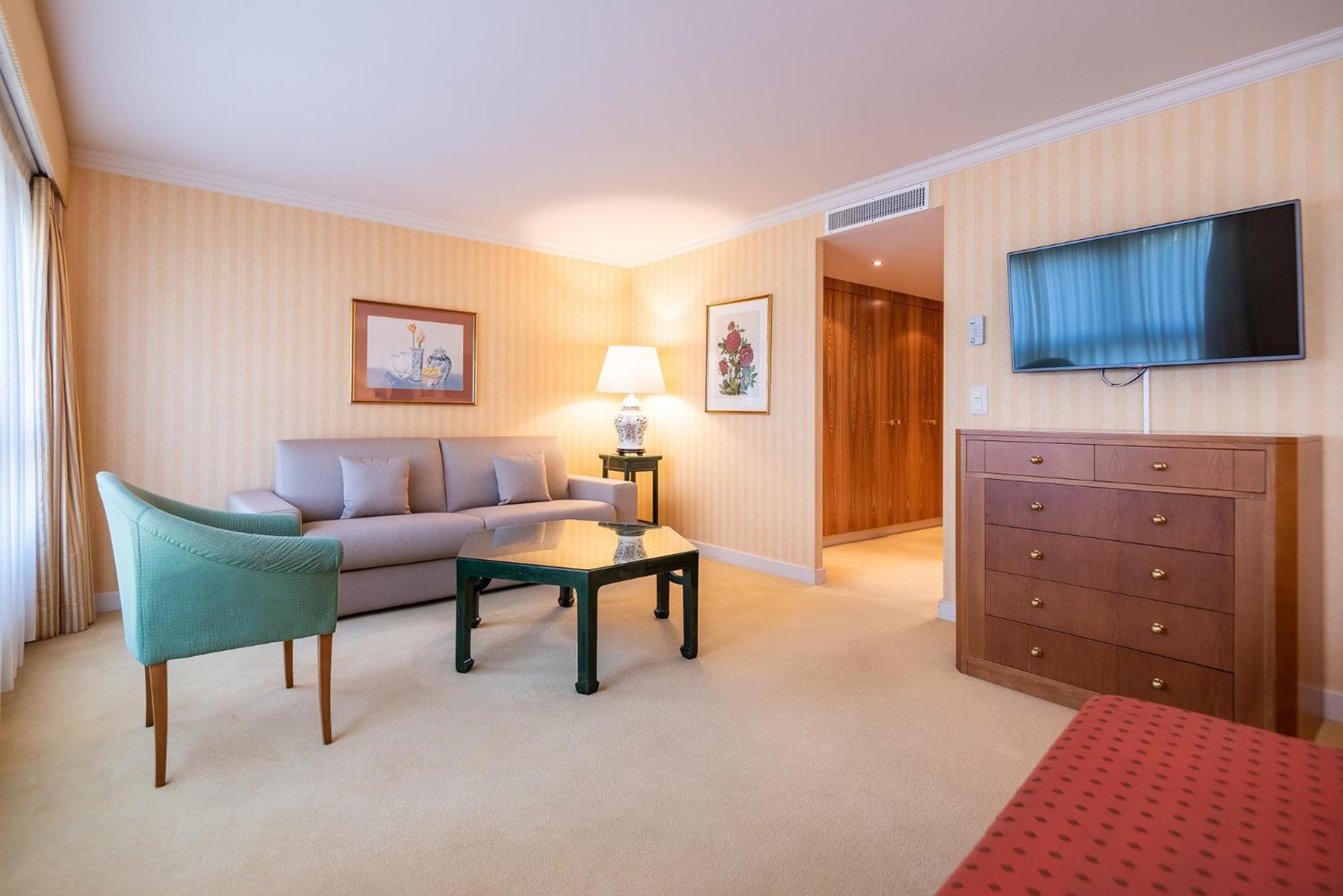 Executive Suite with Balcony and Lake View - Photo 4
