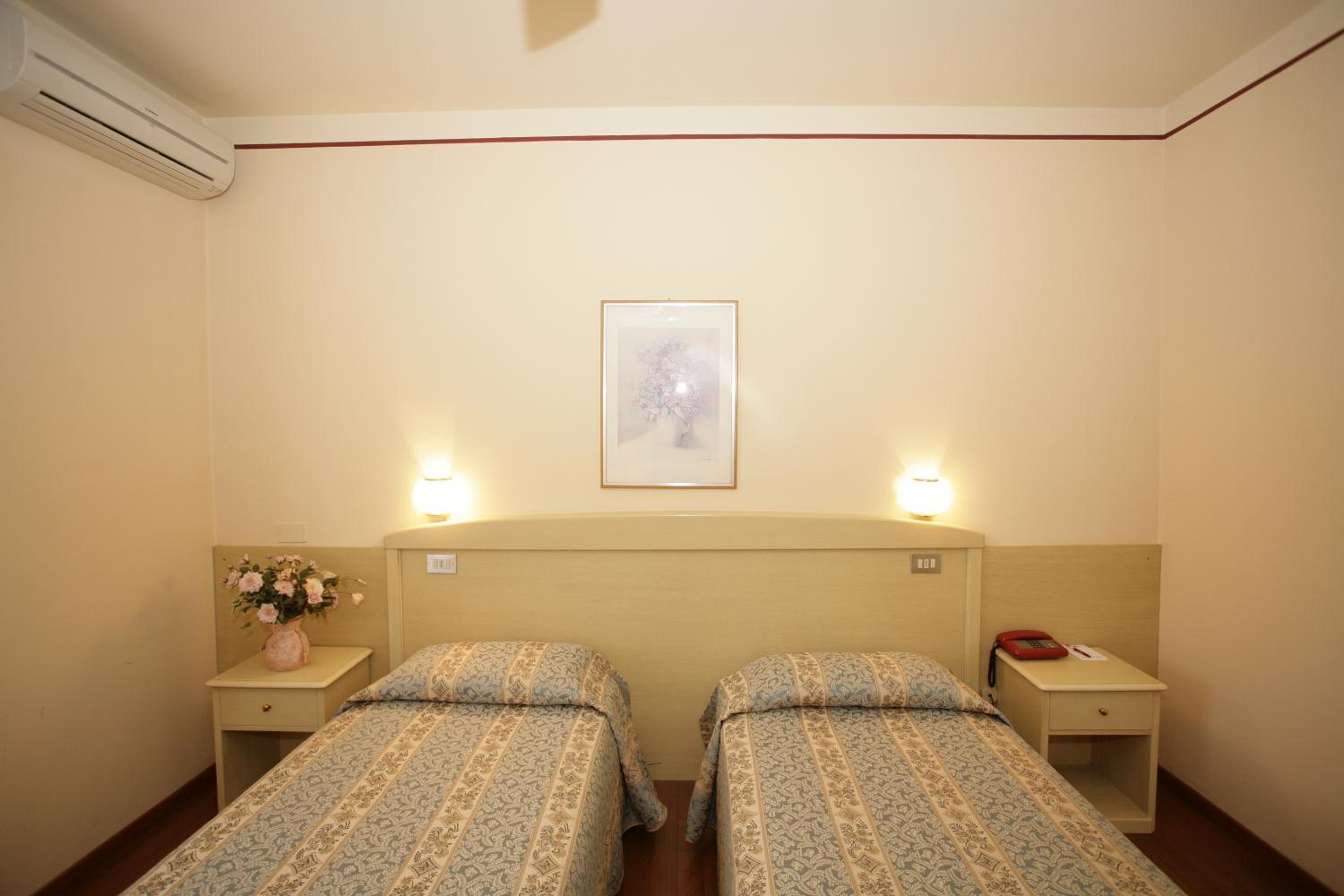 Twin Room - Photo 7