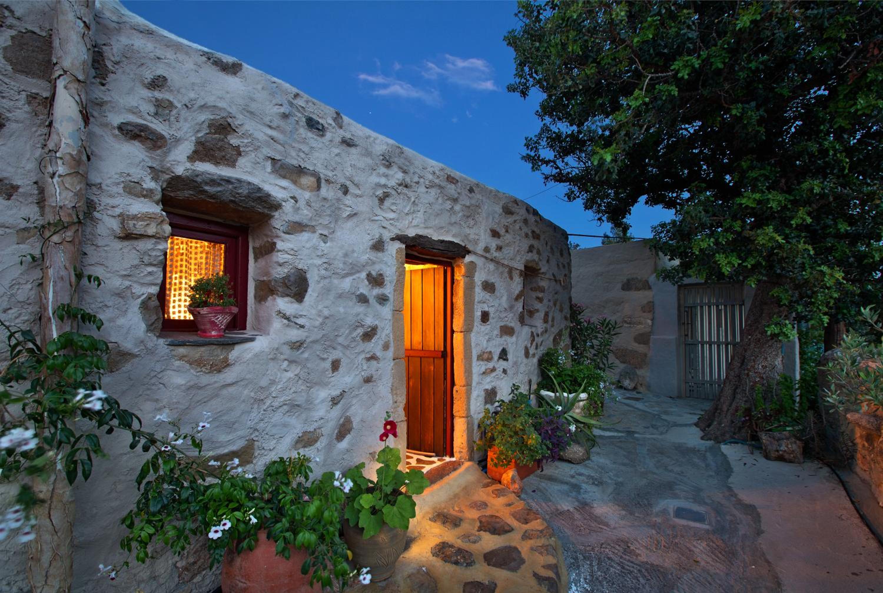 Deluxe Bungalow with Garden View - Photo 3