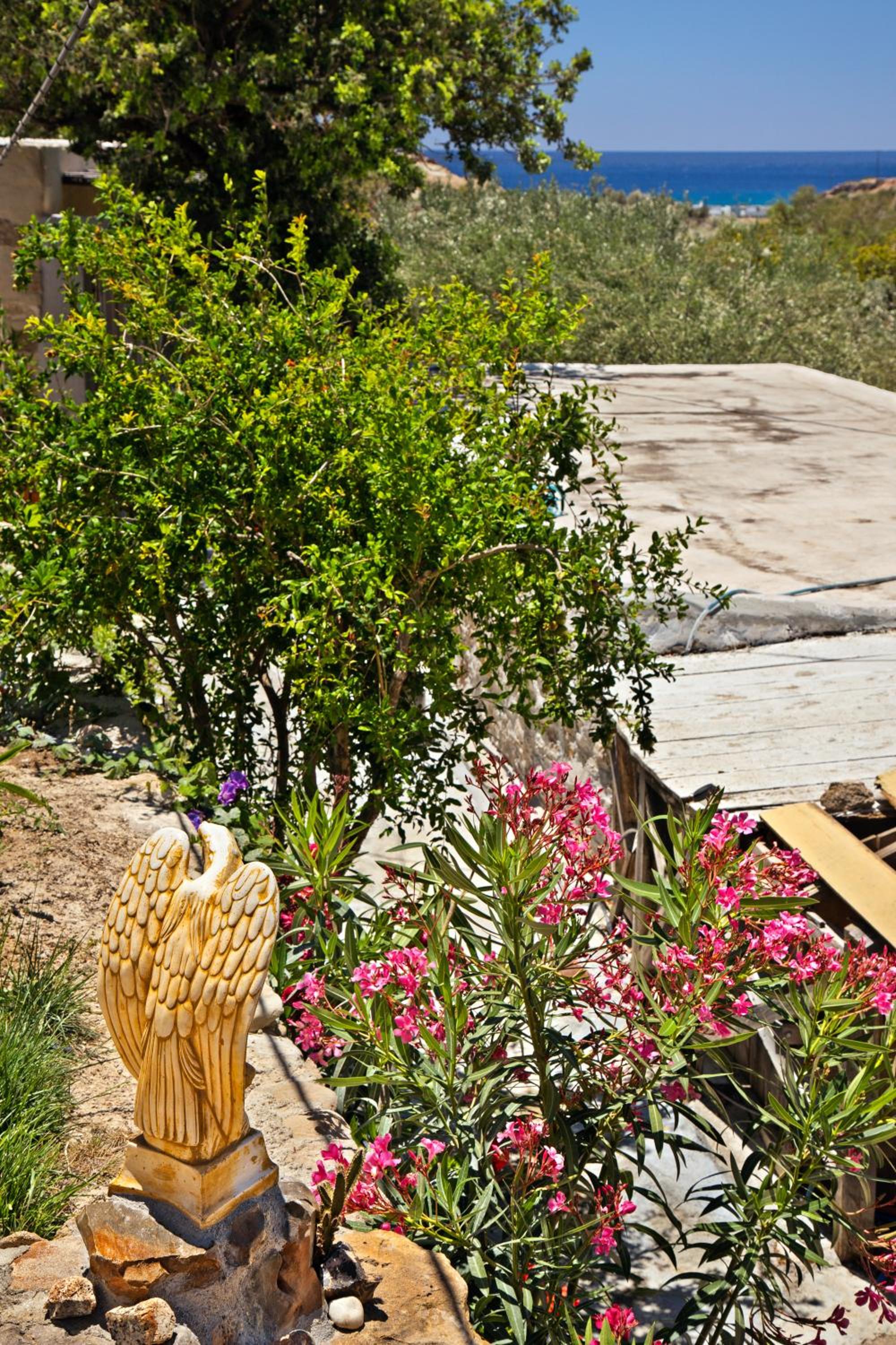 Bungalow with Garden View - Photo 11