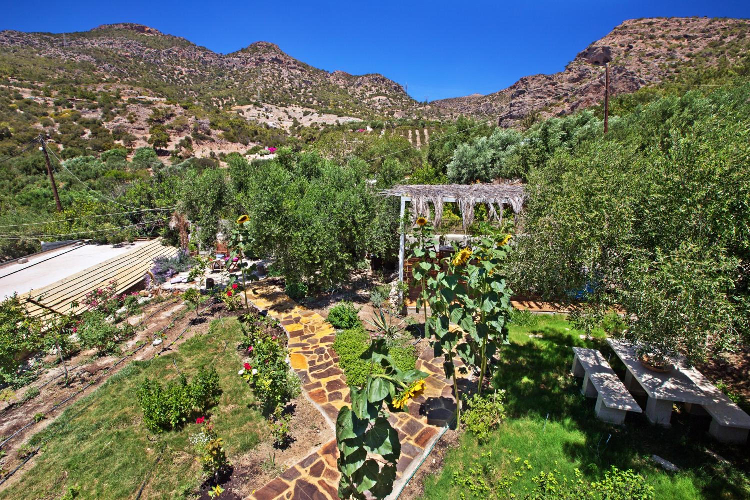 Bungalow with Garden View - Photo 9