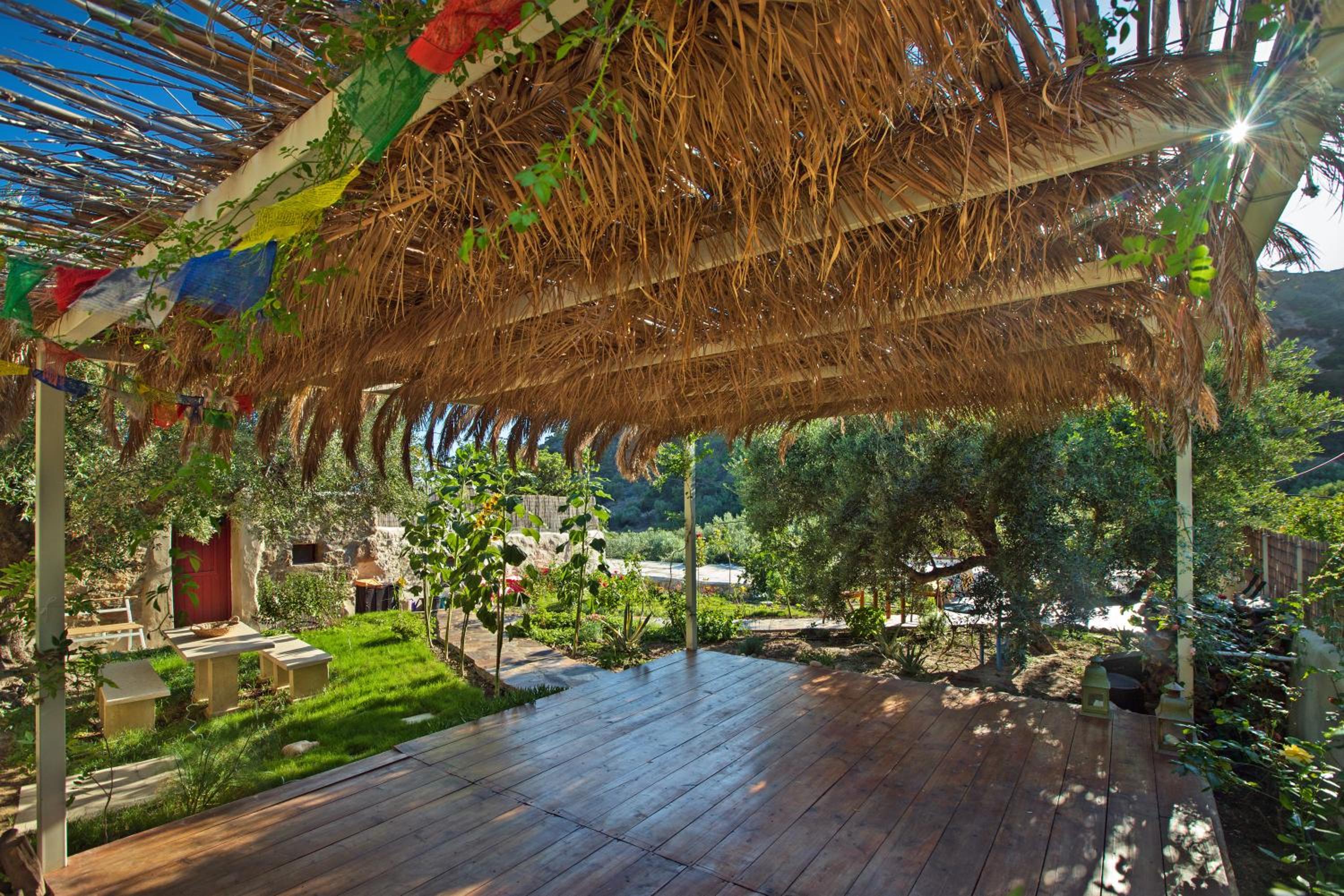 Bungalow with Garden View - Photo 7