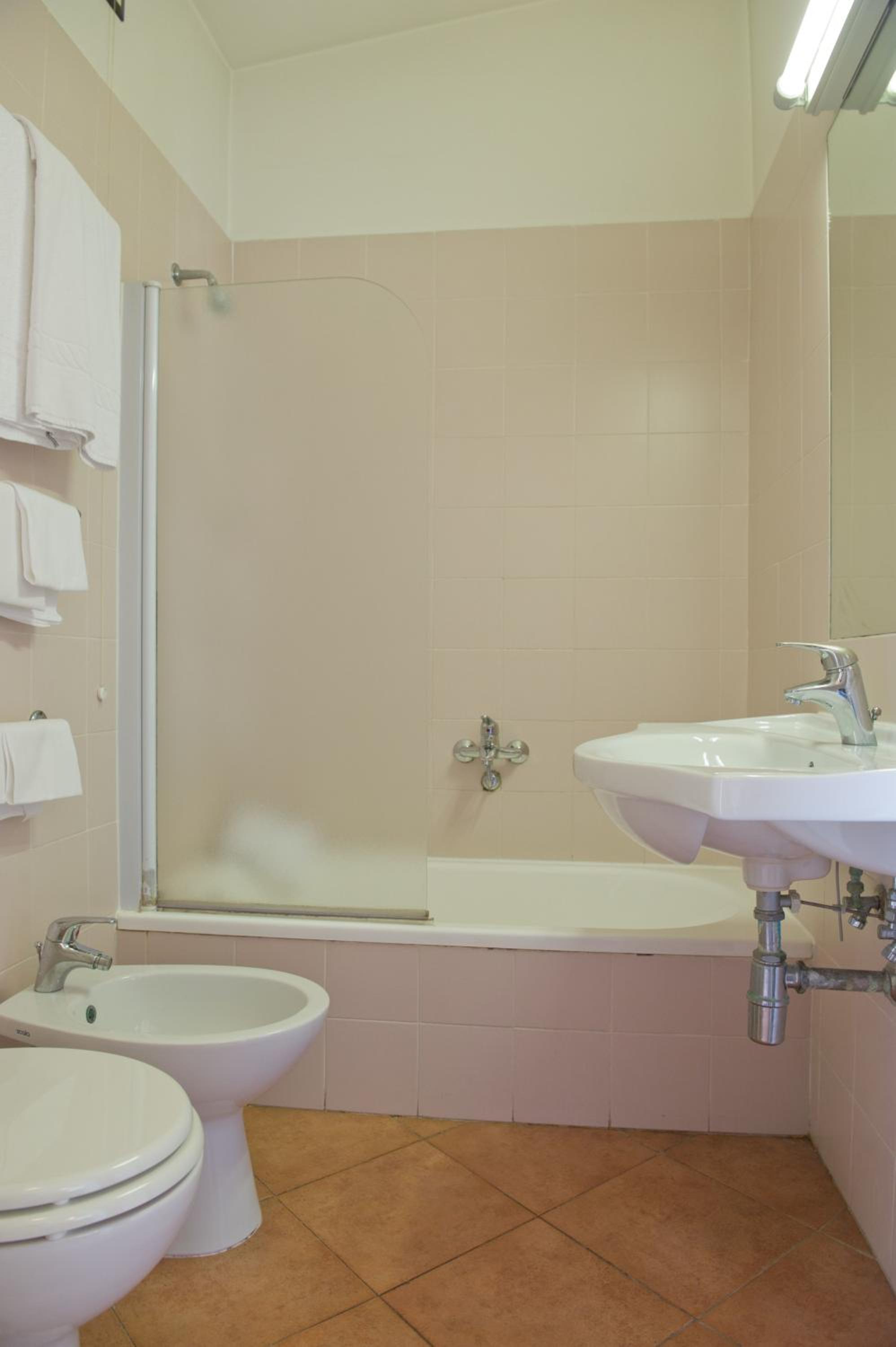 Twin Room - Photo 2