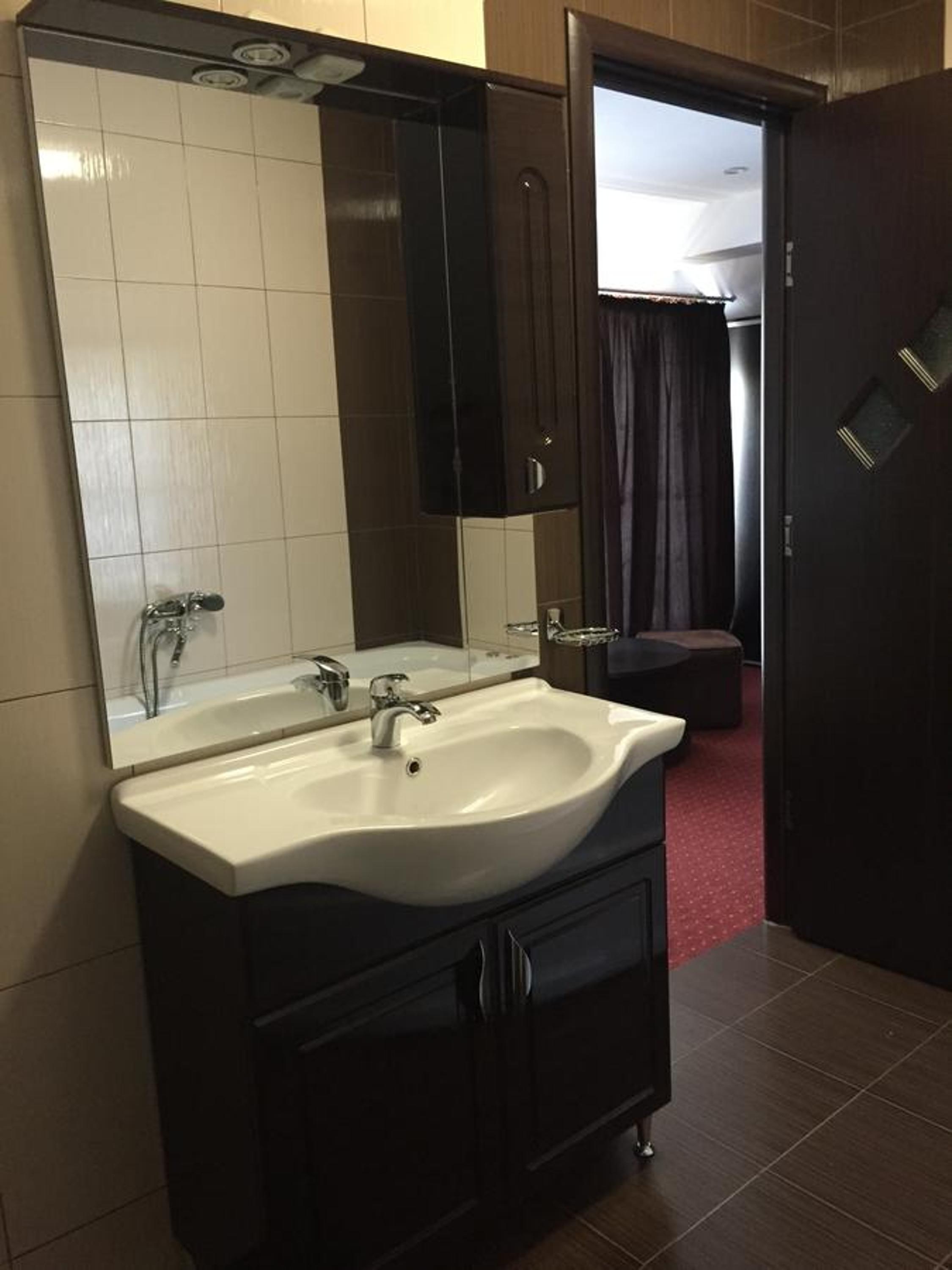 King Room with Spa Bath - Photo 3