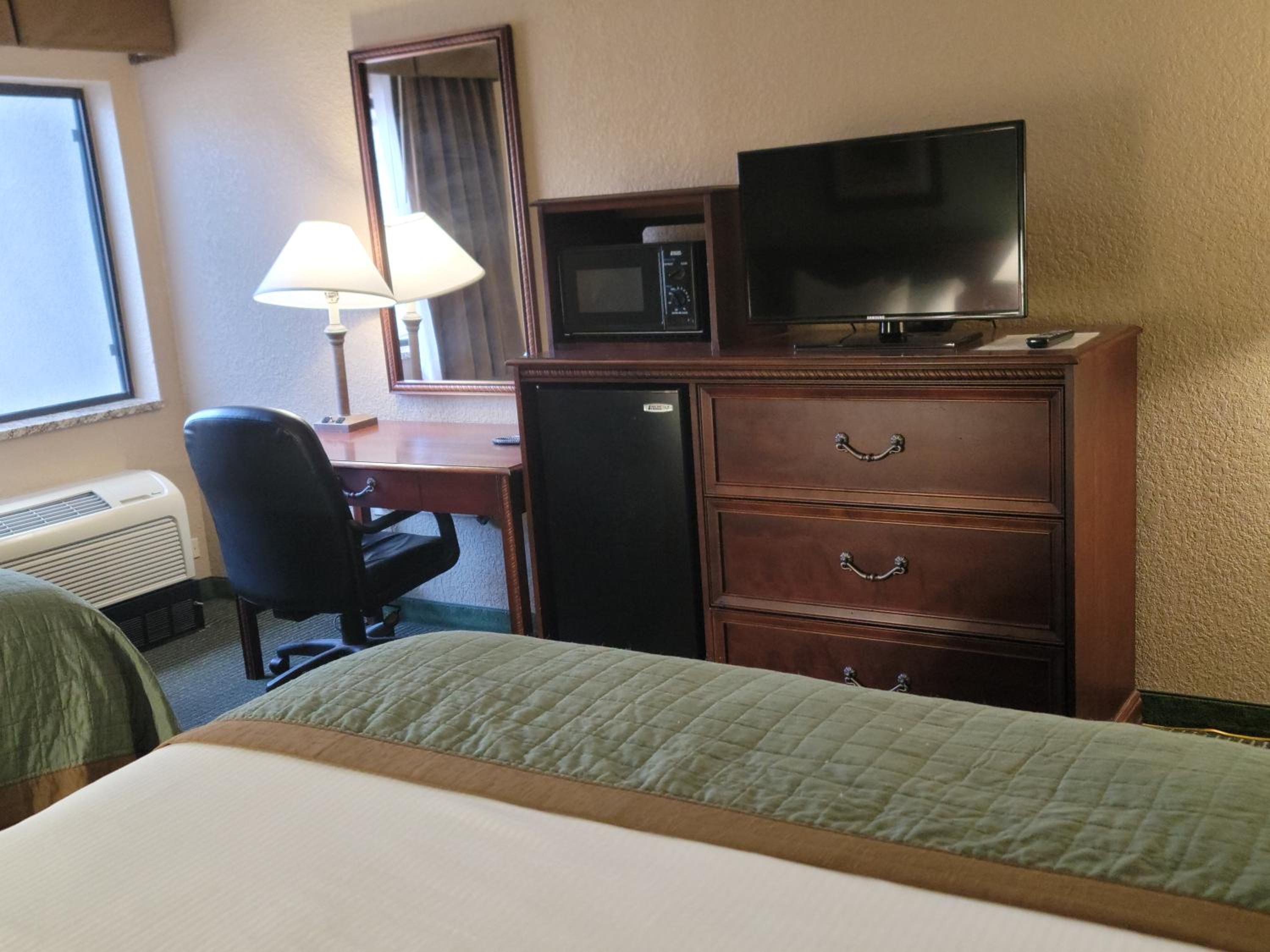 Queen Room with Two Queen Beds - Non-Smoking - Photo 7