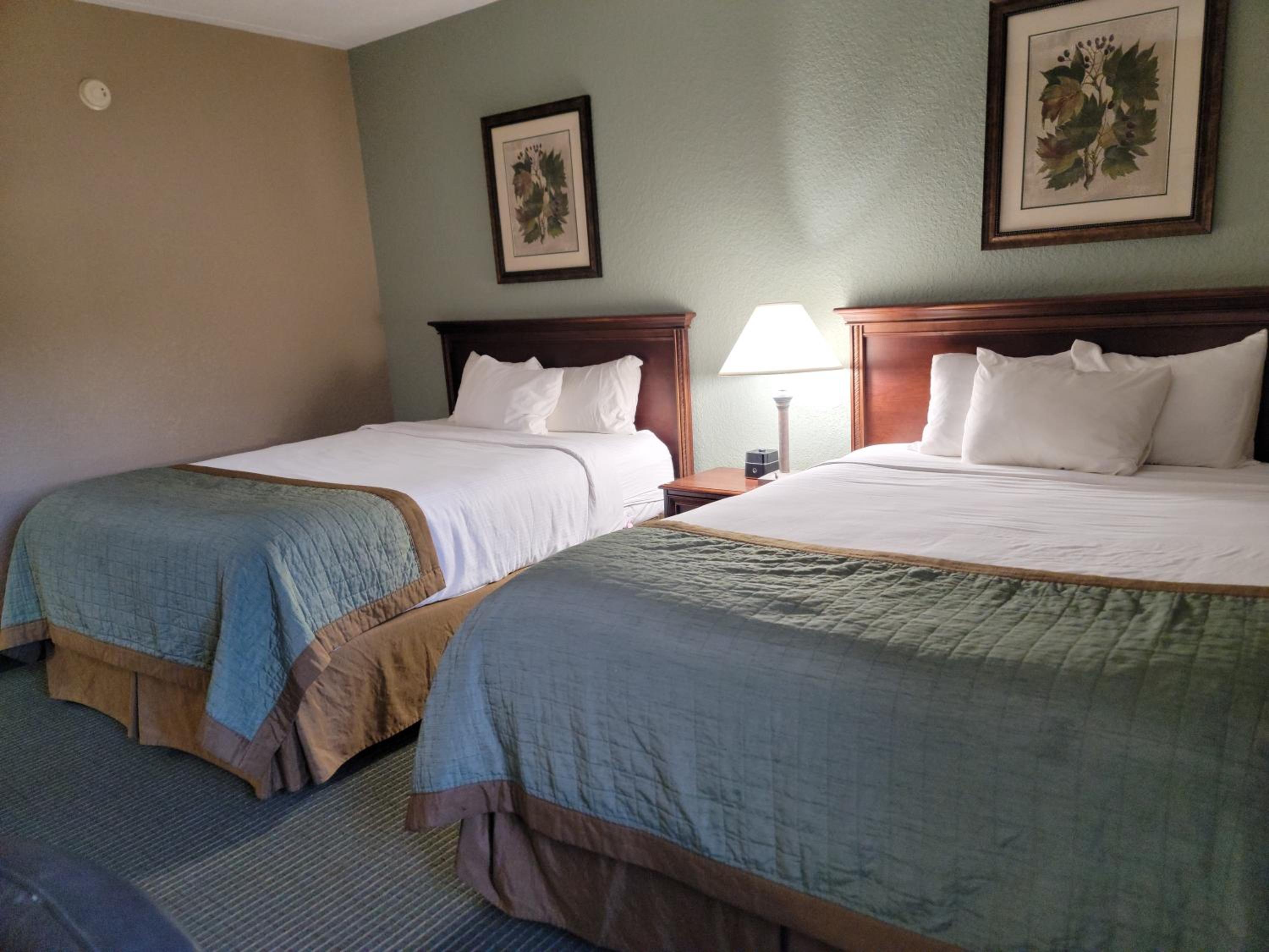 Queen Room with Two Queen Beds - Non-Smoking - Photo 4