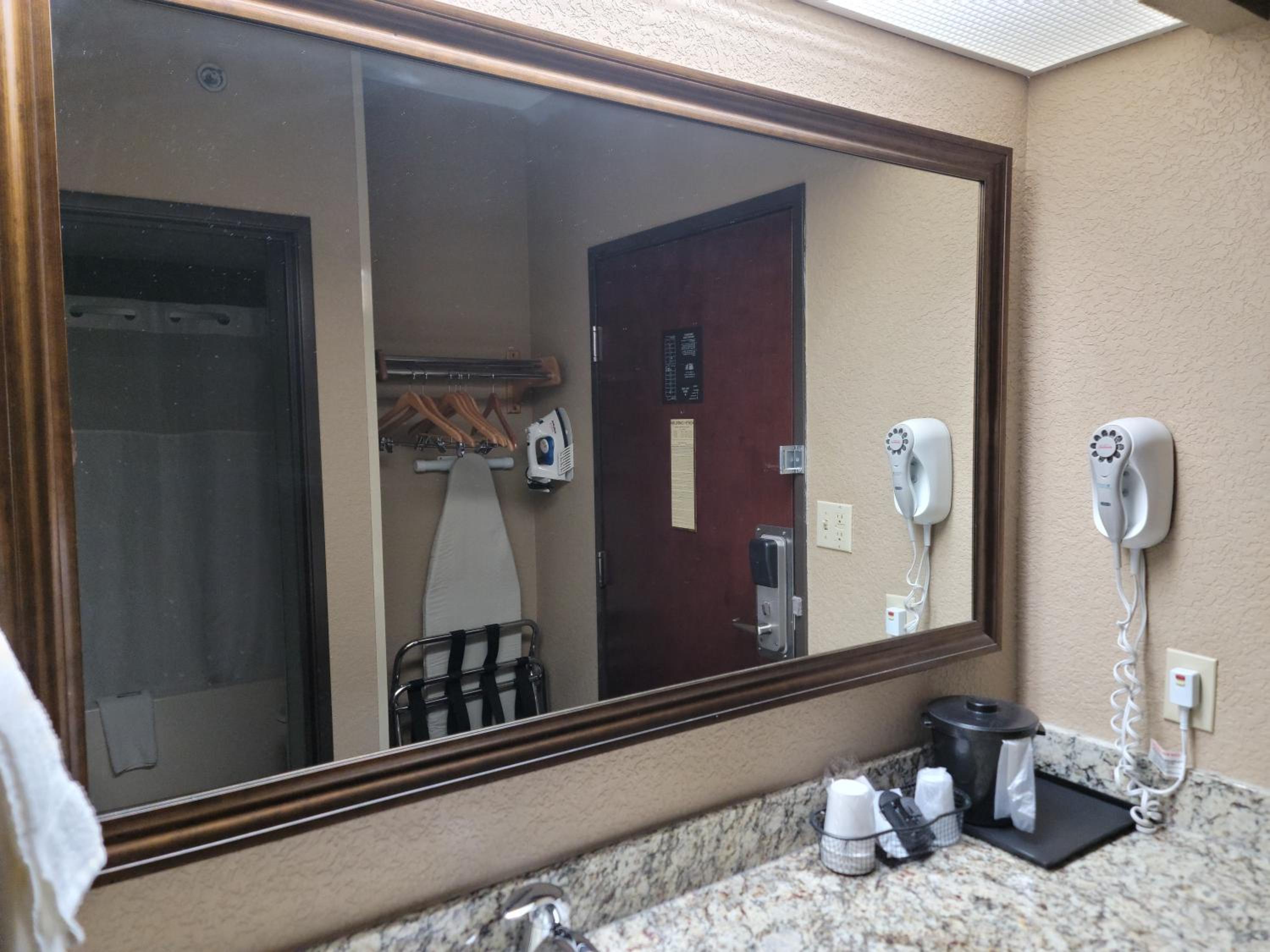 King Room - Non-Smoking - Photo 7