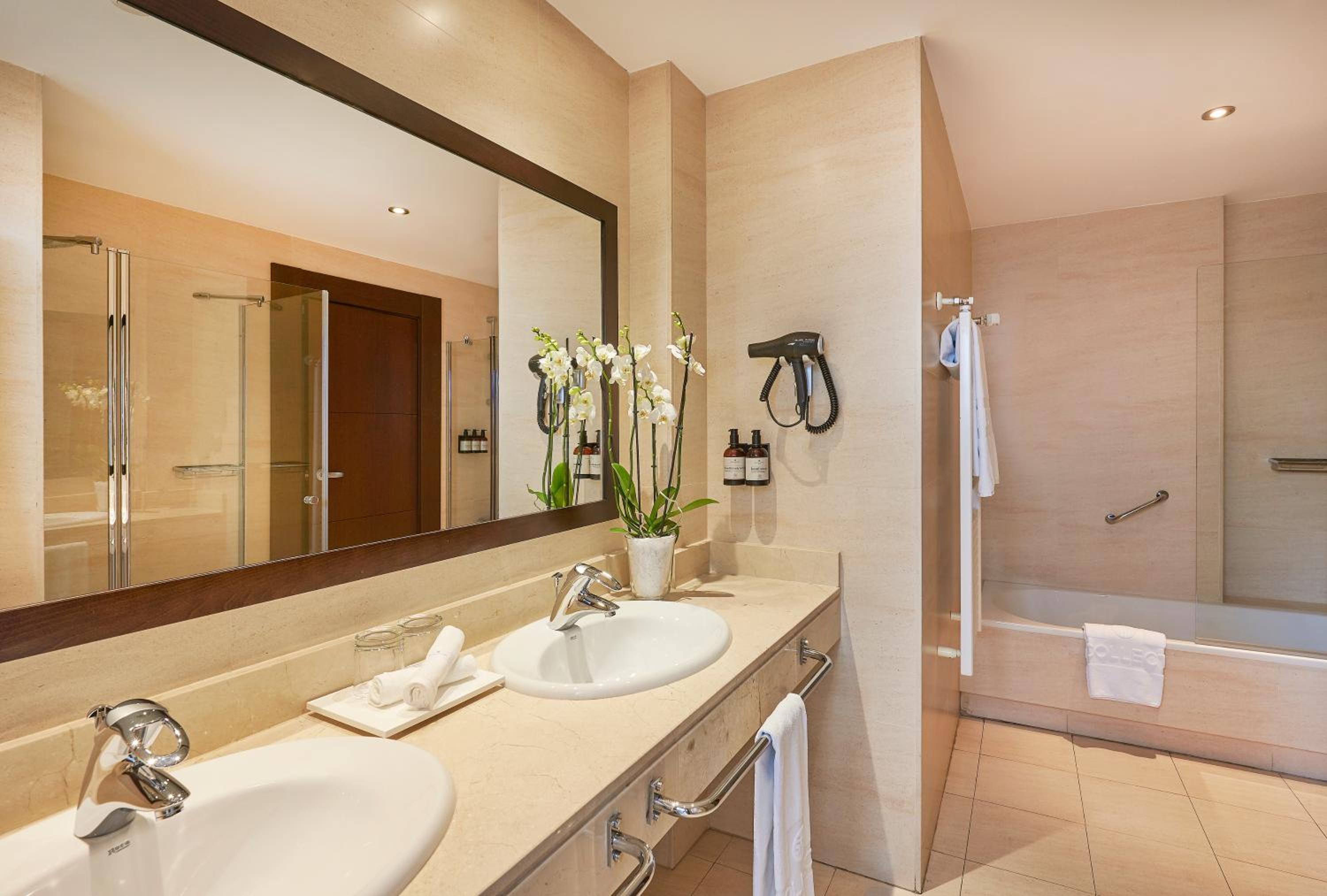 Premium Double or Twin Room - Photo 8