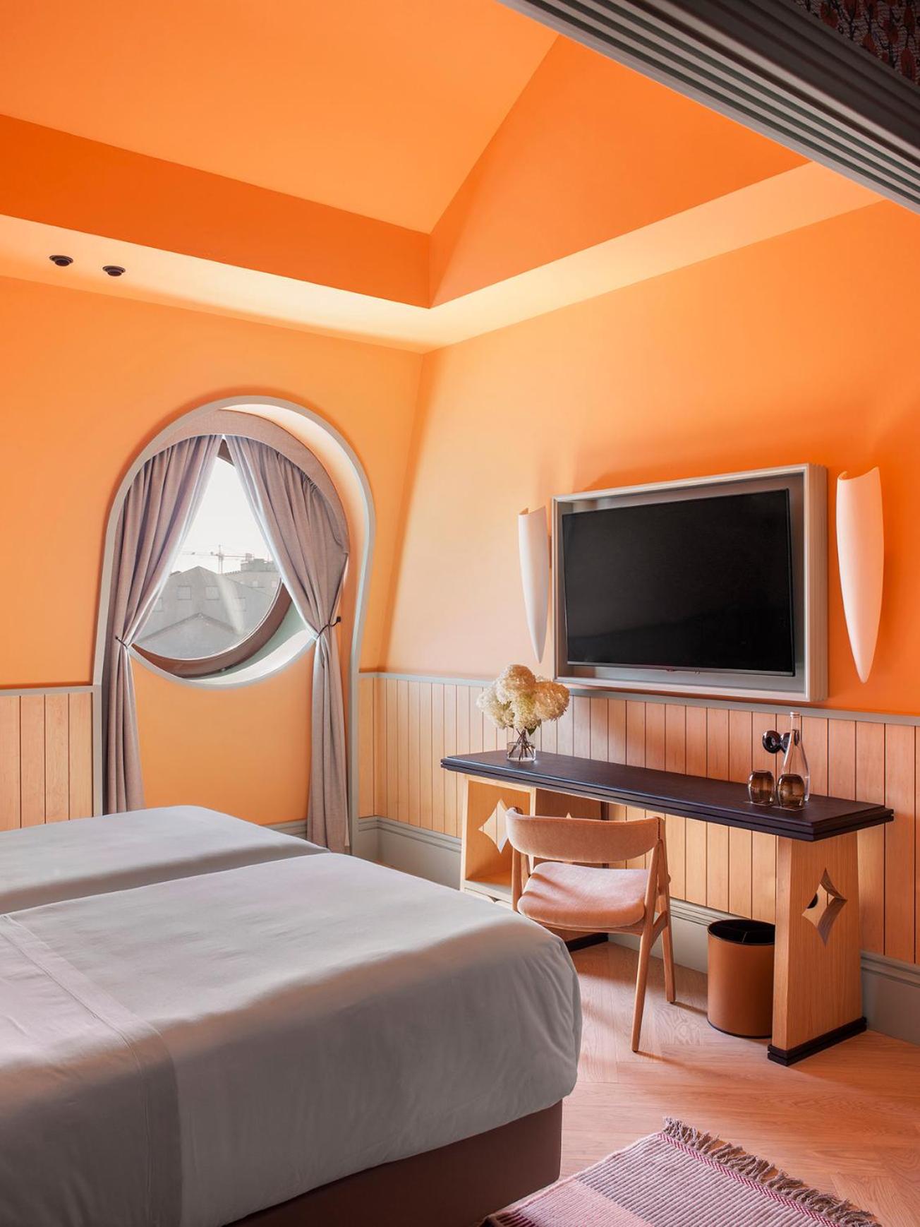 Superior Twin Room with Aliados View thumbnail 6
