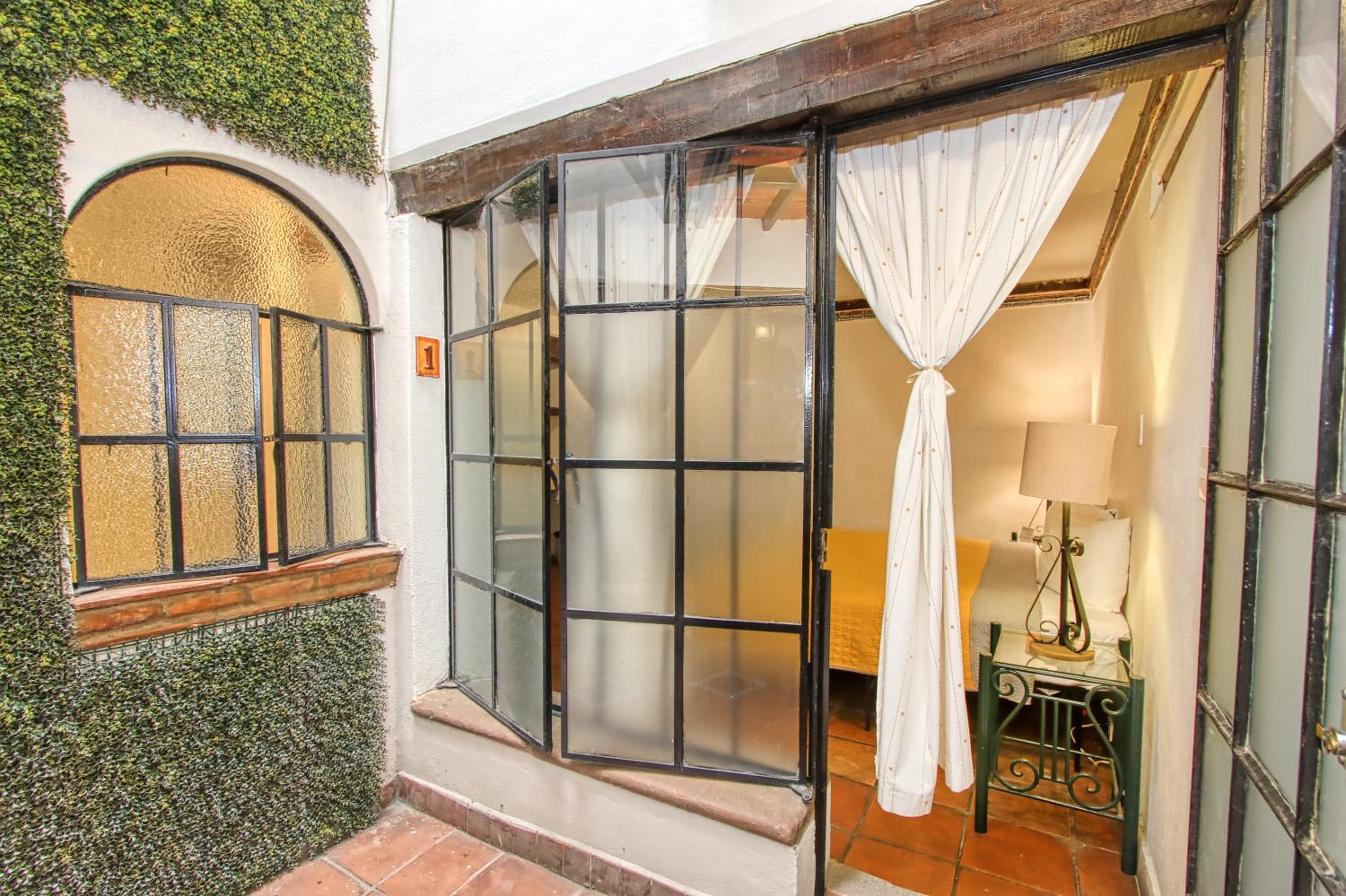 Standard Room - Photo 9