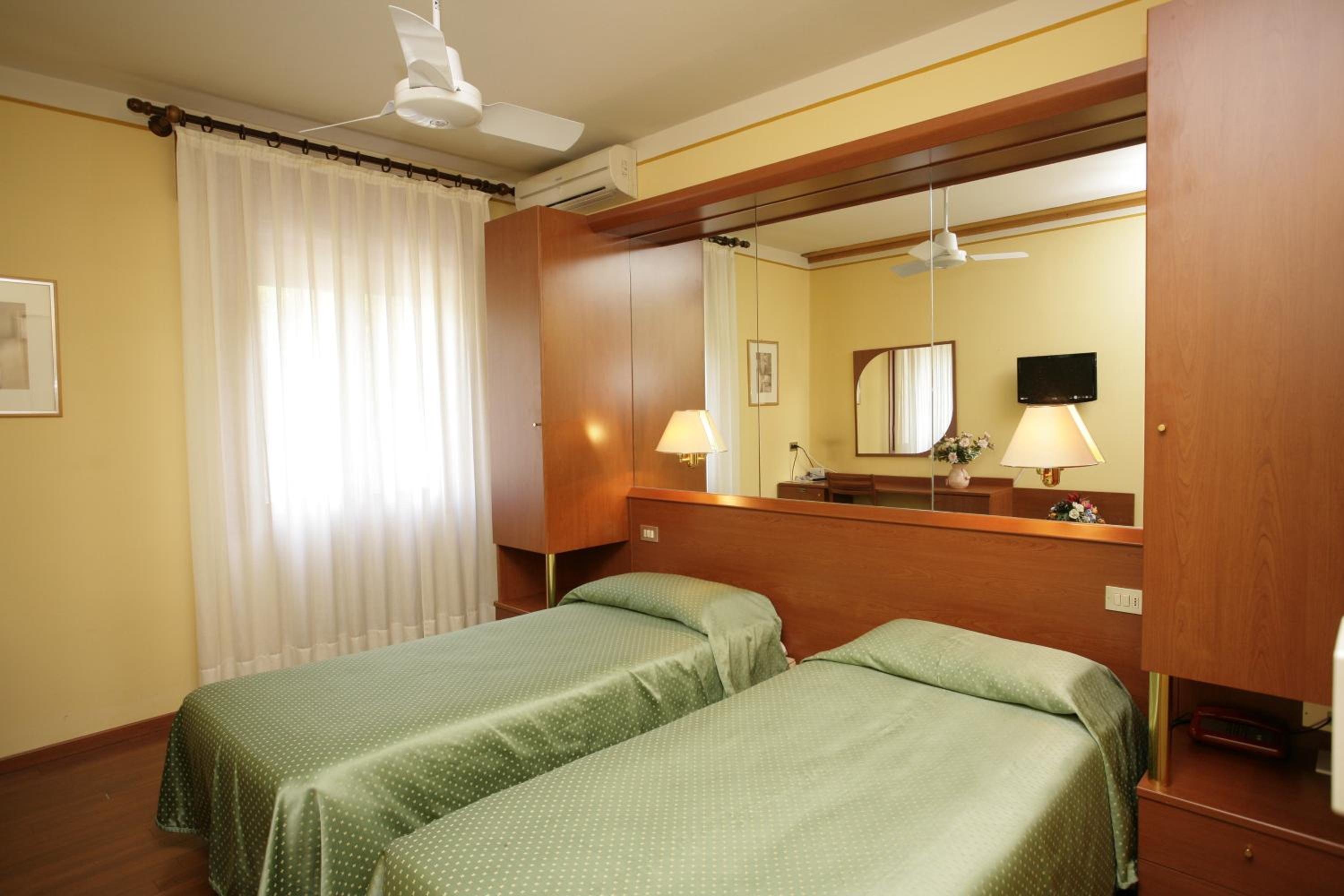 Twin Room - Photo 3