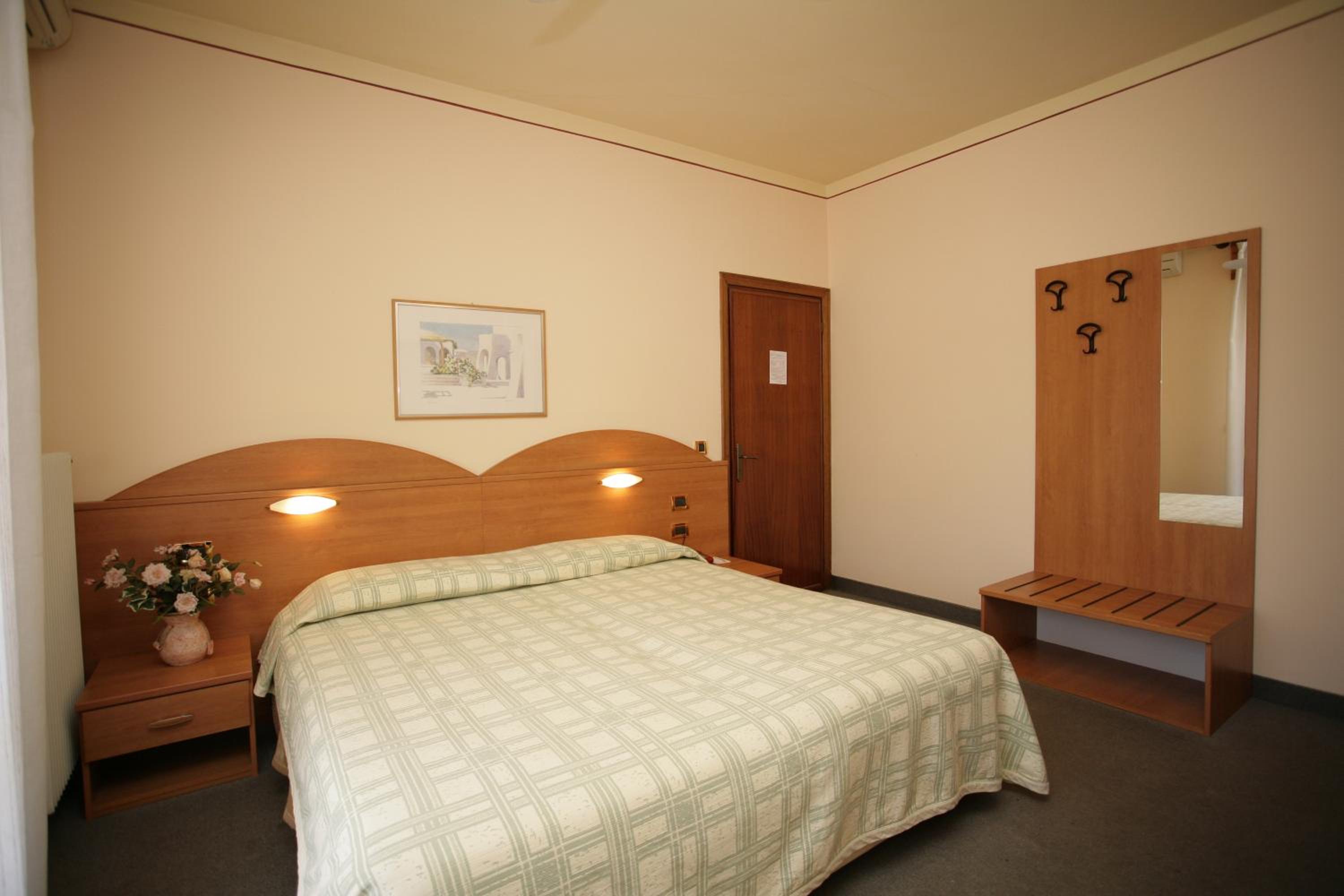 Double Room - Photo 7