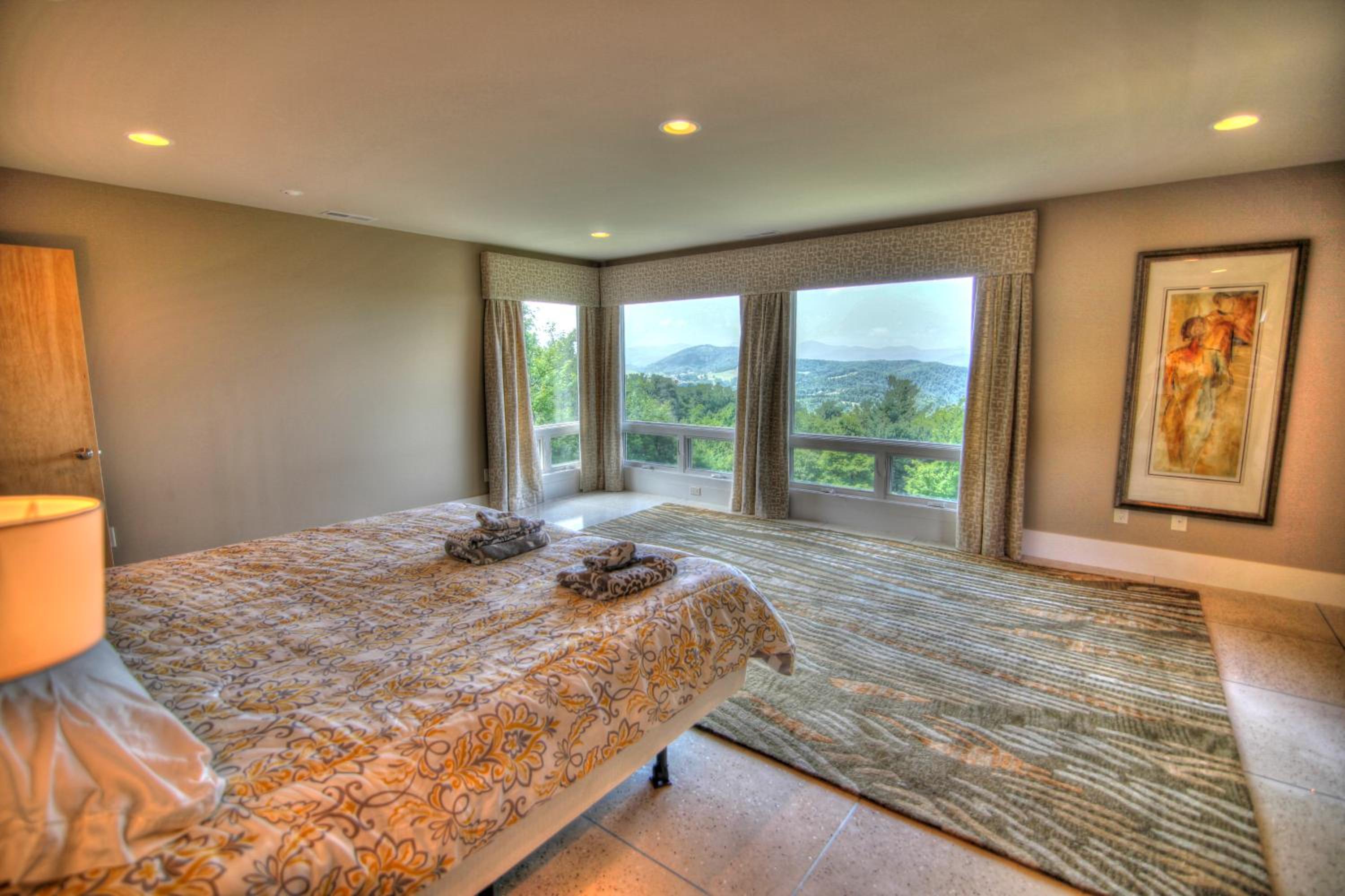 Six-Bedroom House photo 3