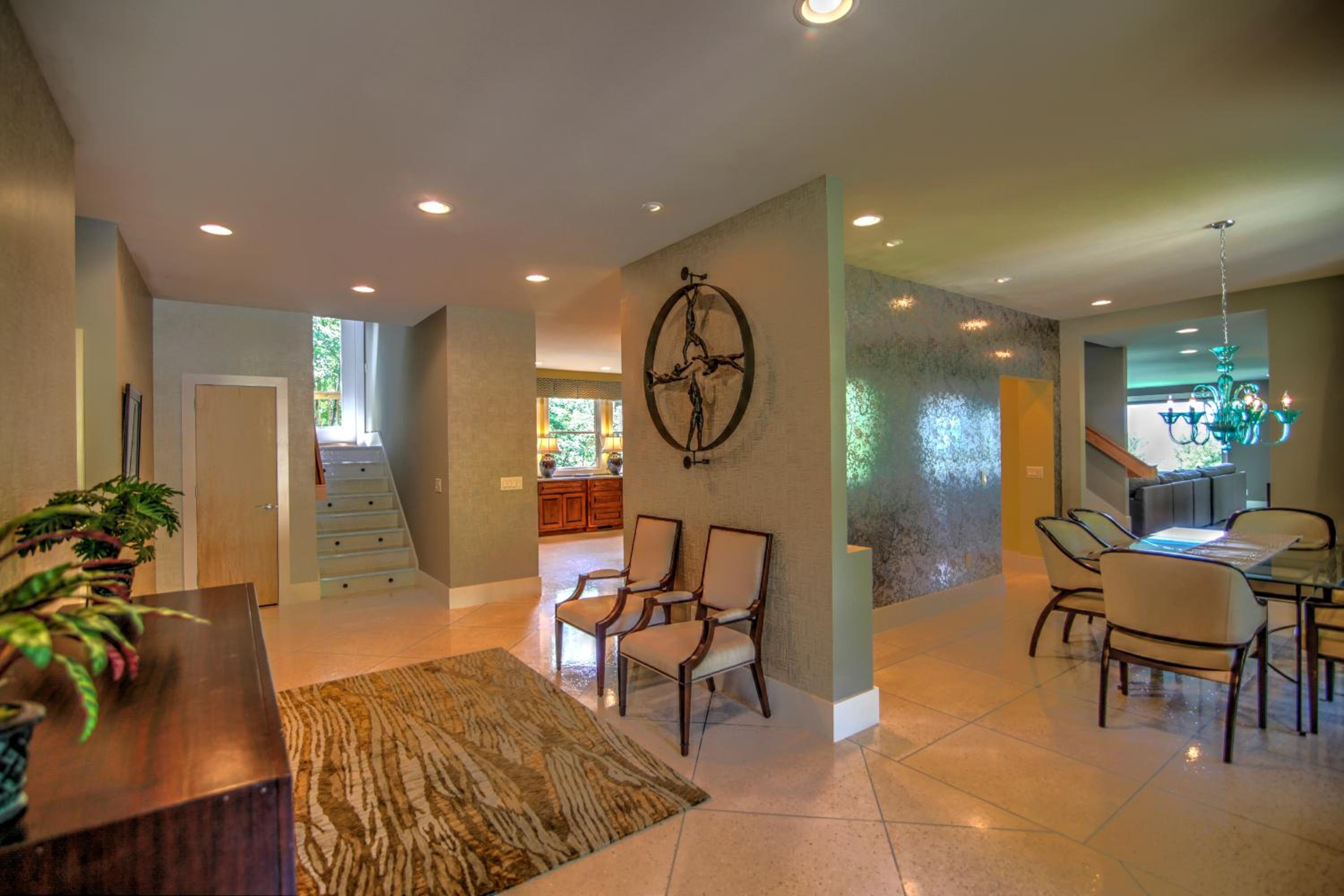 Six-Bedroom House photo 2