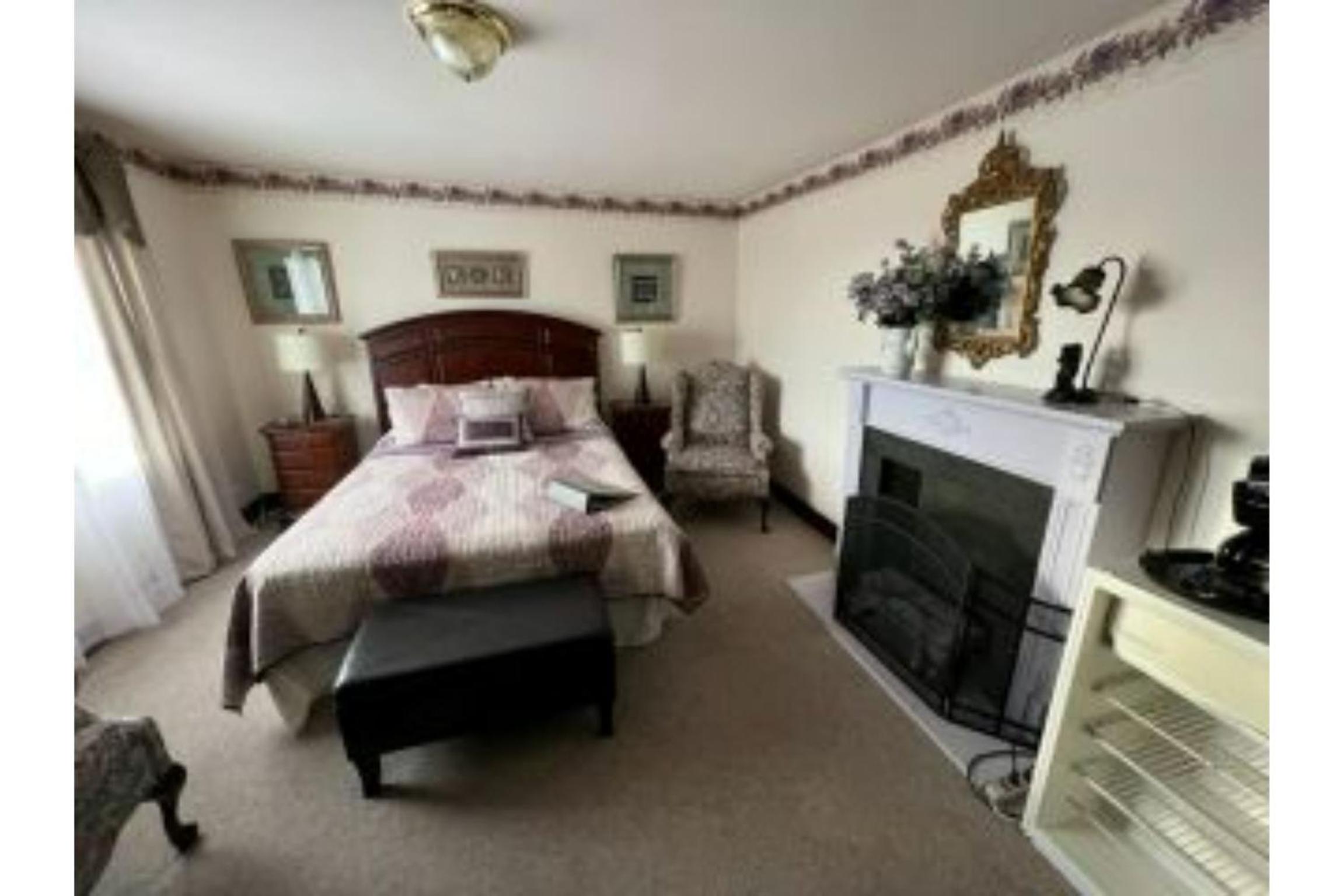 Queen Room photo 1