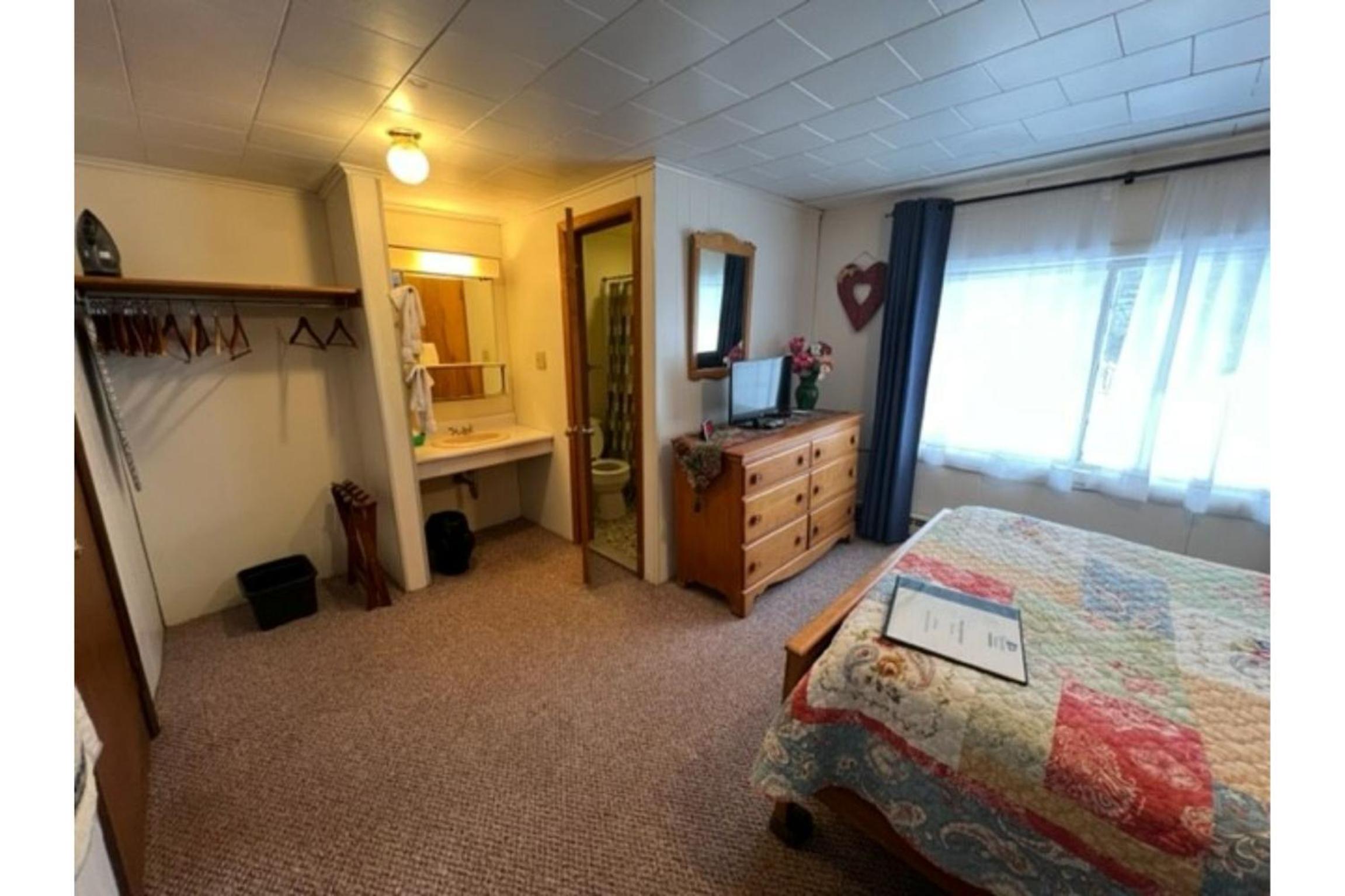 Quadruple Room with Private Bathroom photo 2