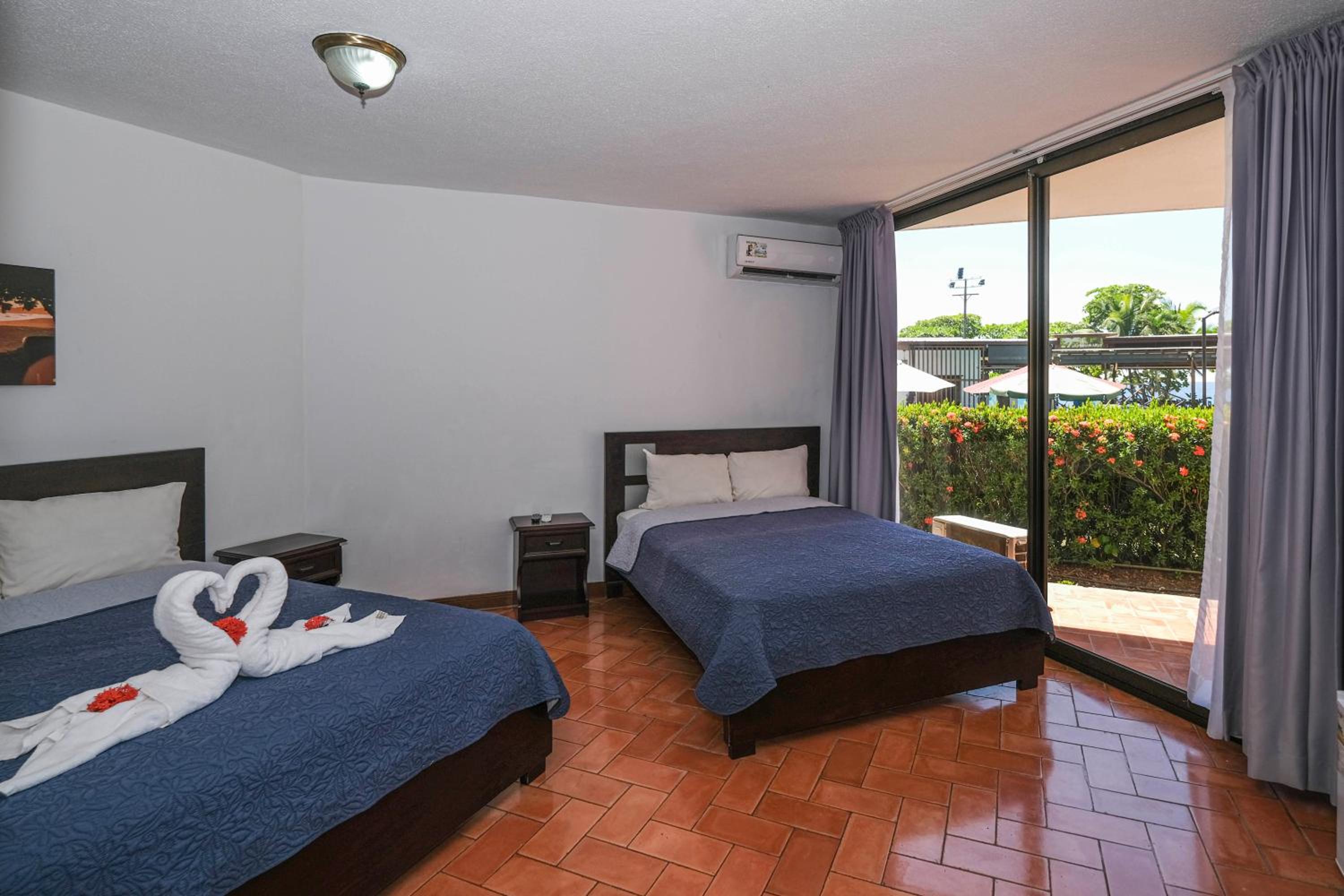 Superior Double Room with Two Double Beds - Photo 5