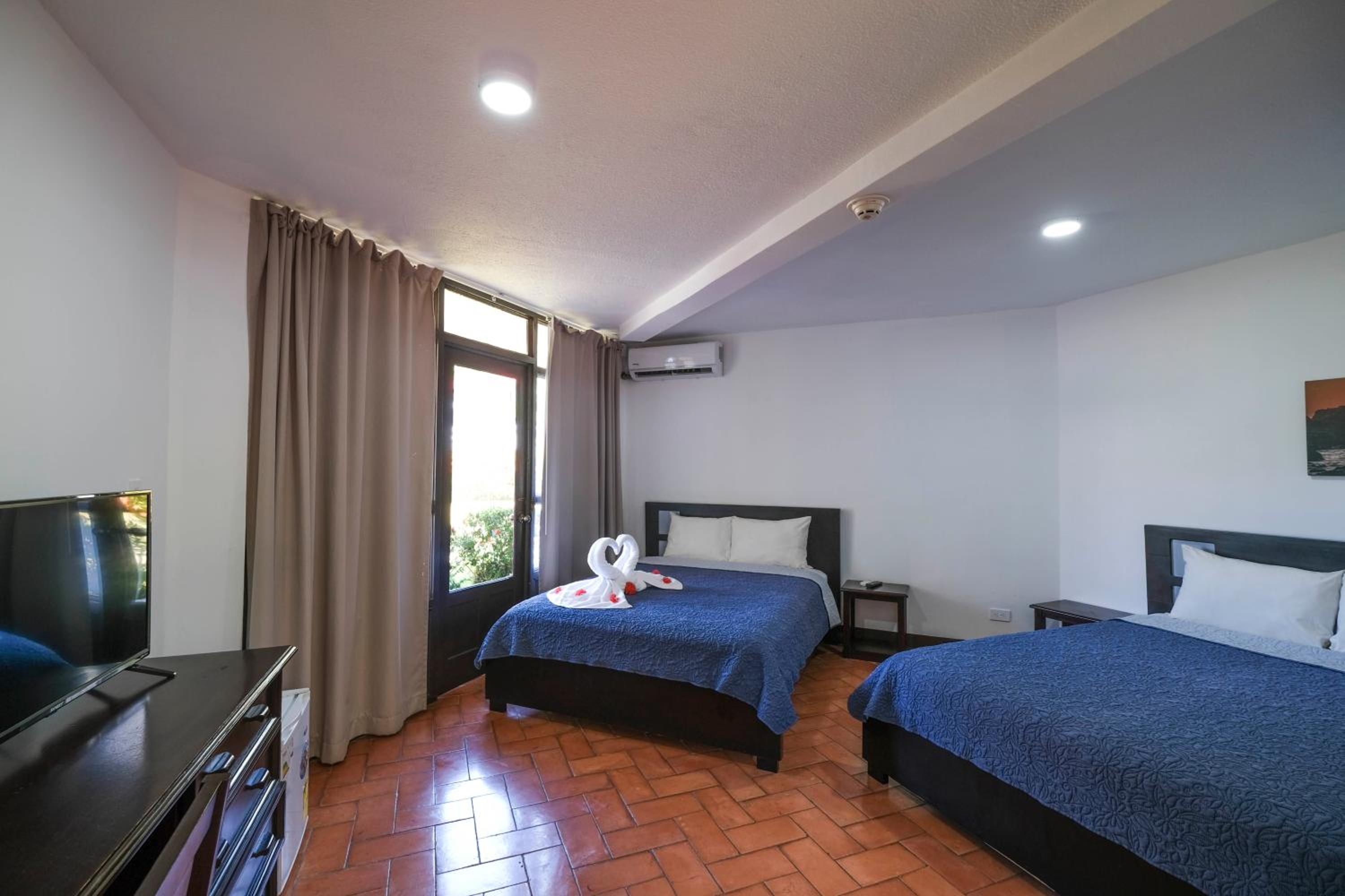 Superior Double Room with Two Double Beds - Photo 4
