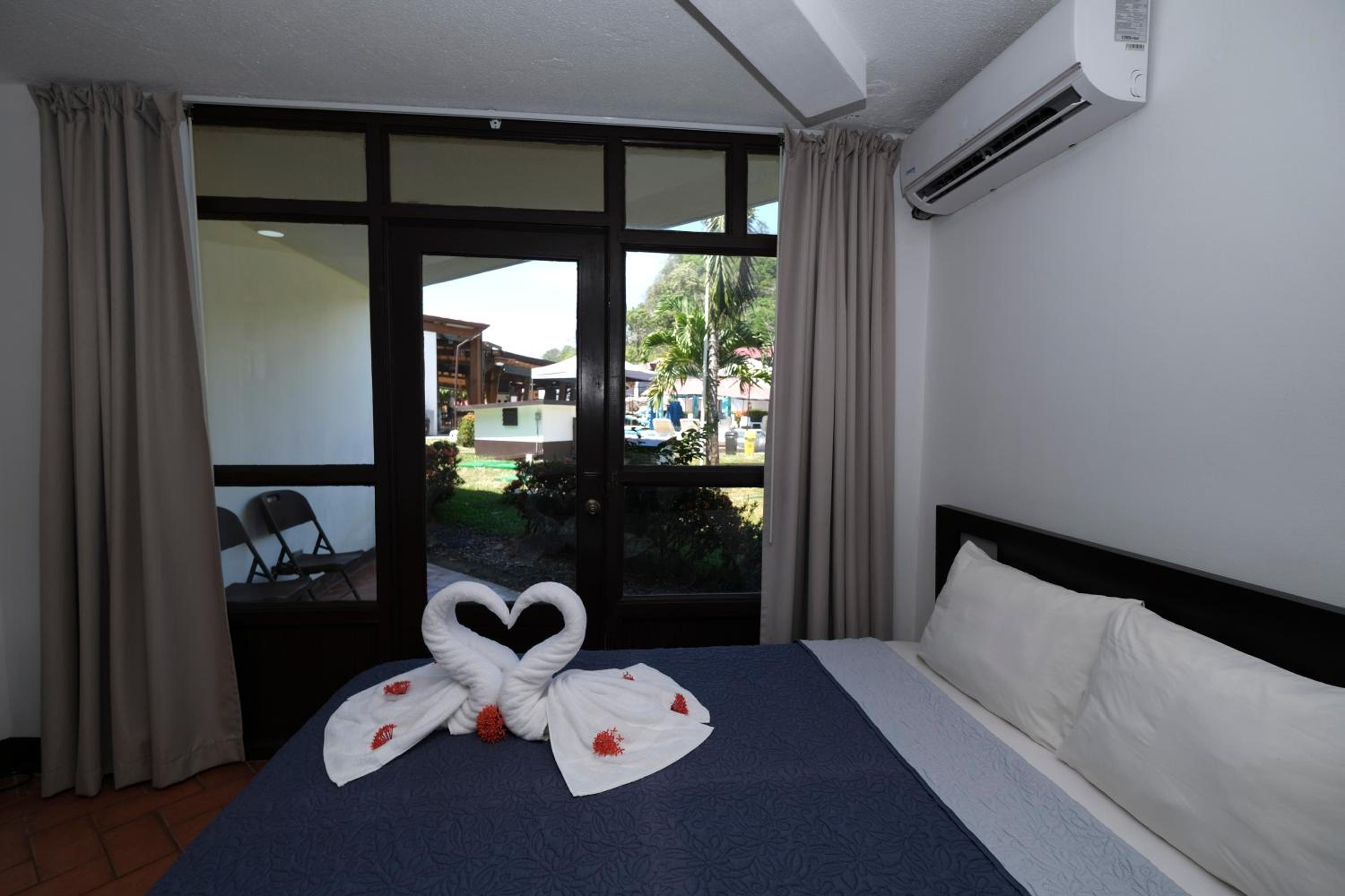 Superior Double Room with Two Double Beds - Photo 3
