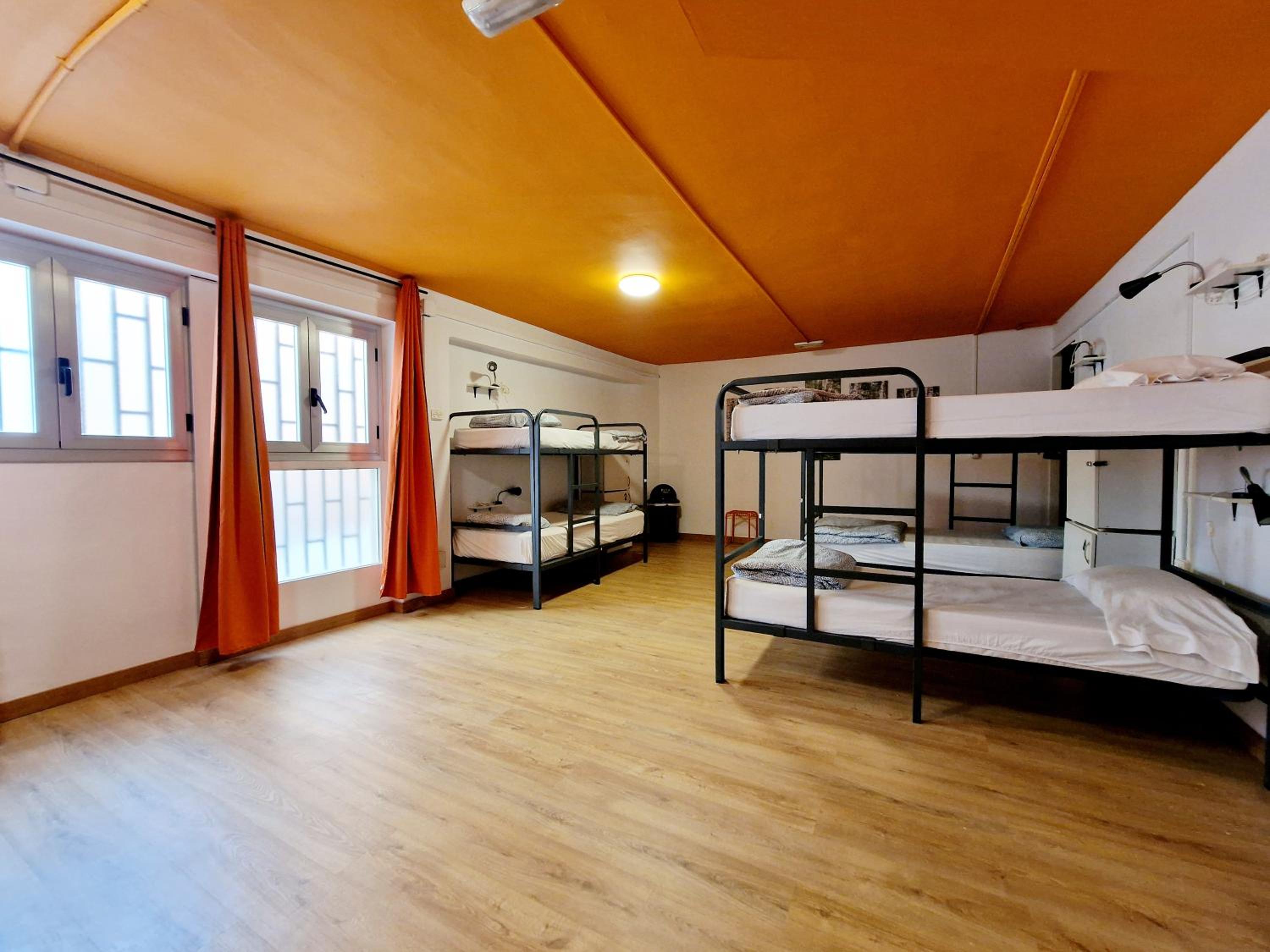 Litera en Habitación Compartida Mixta de 10 Camas