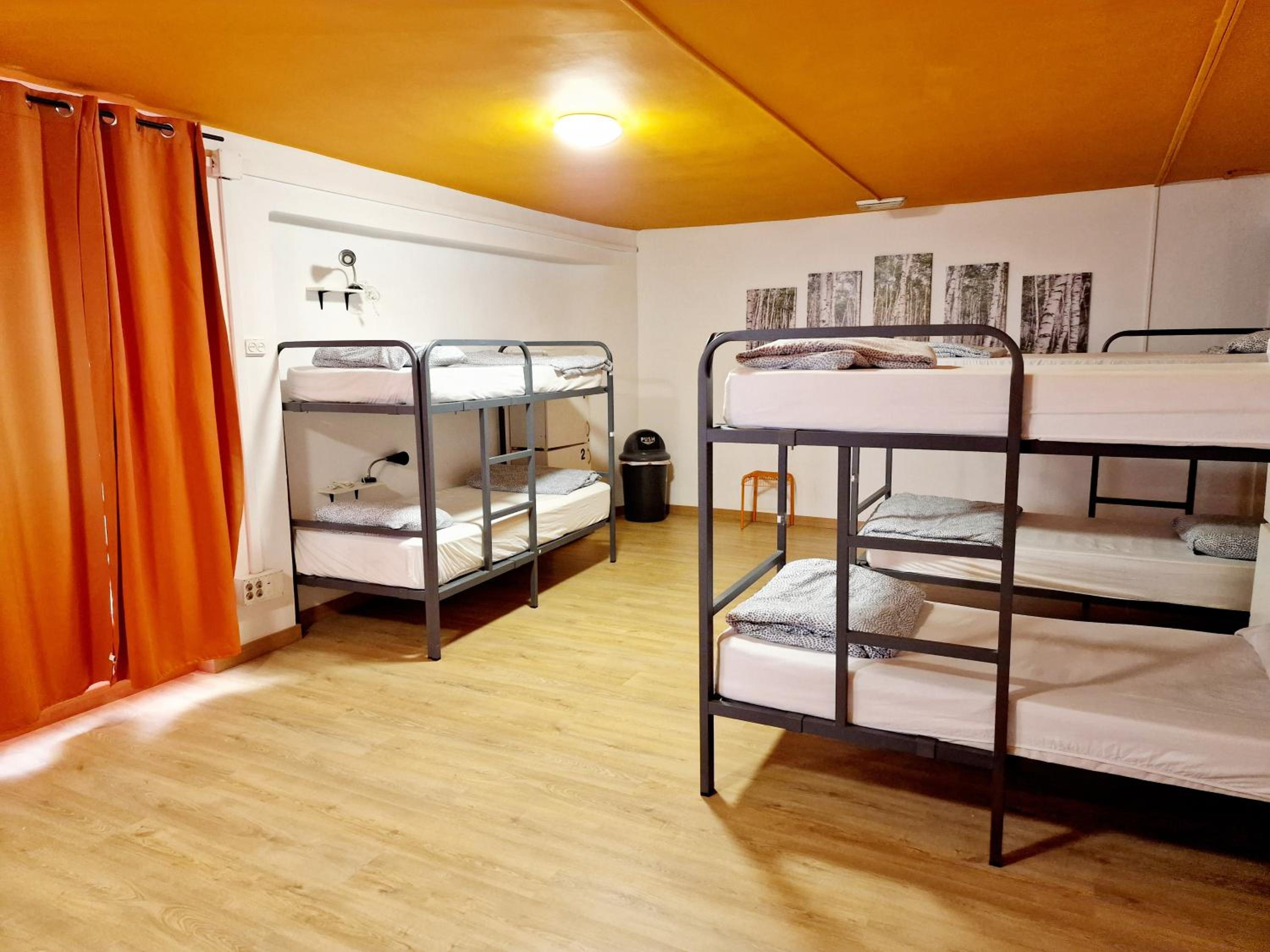 Cama individual en habitación compartida femenina