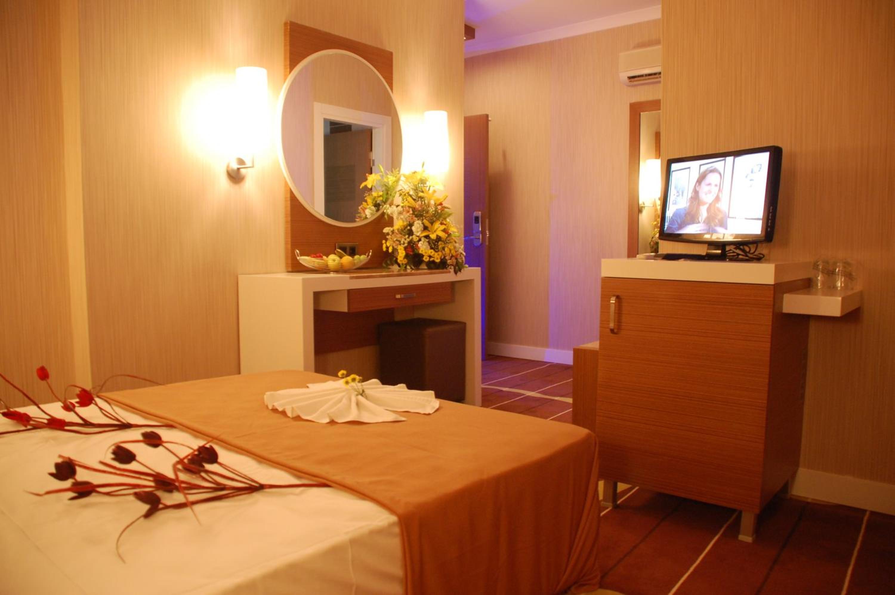 Family Room (3 Adults + 1 Child)