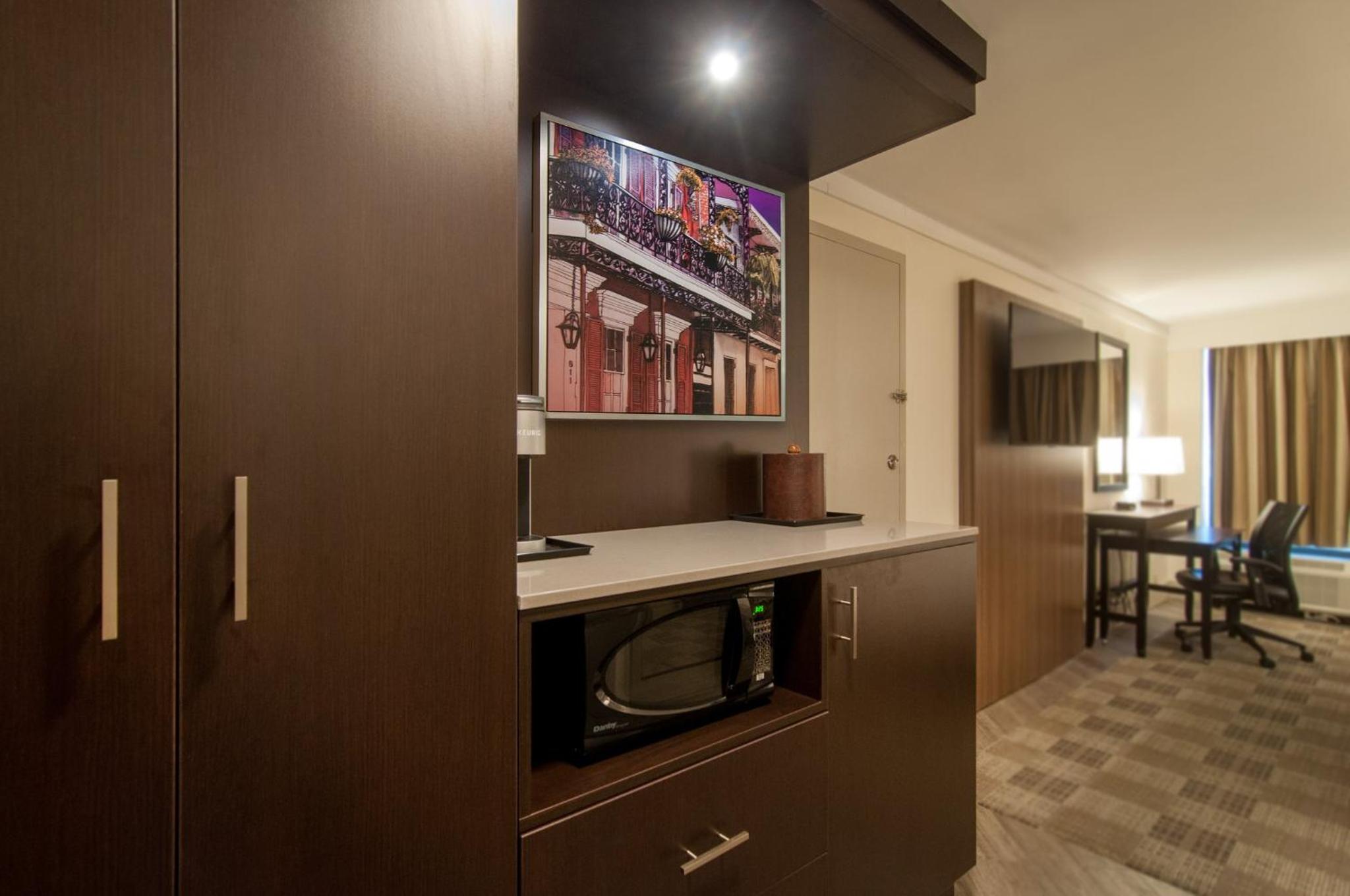 Premium King Room with Balcony - Photo 5