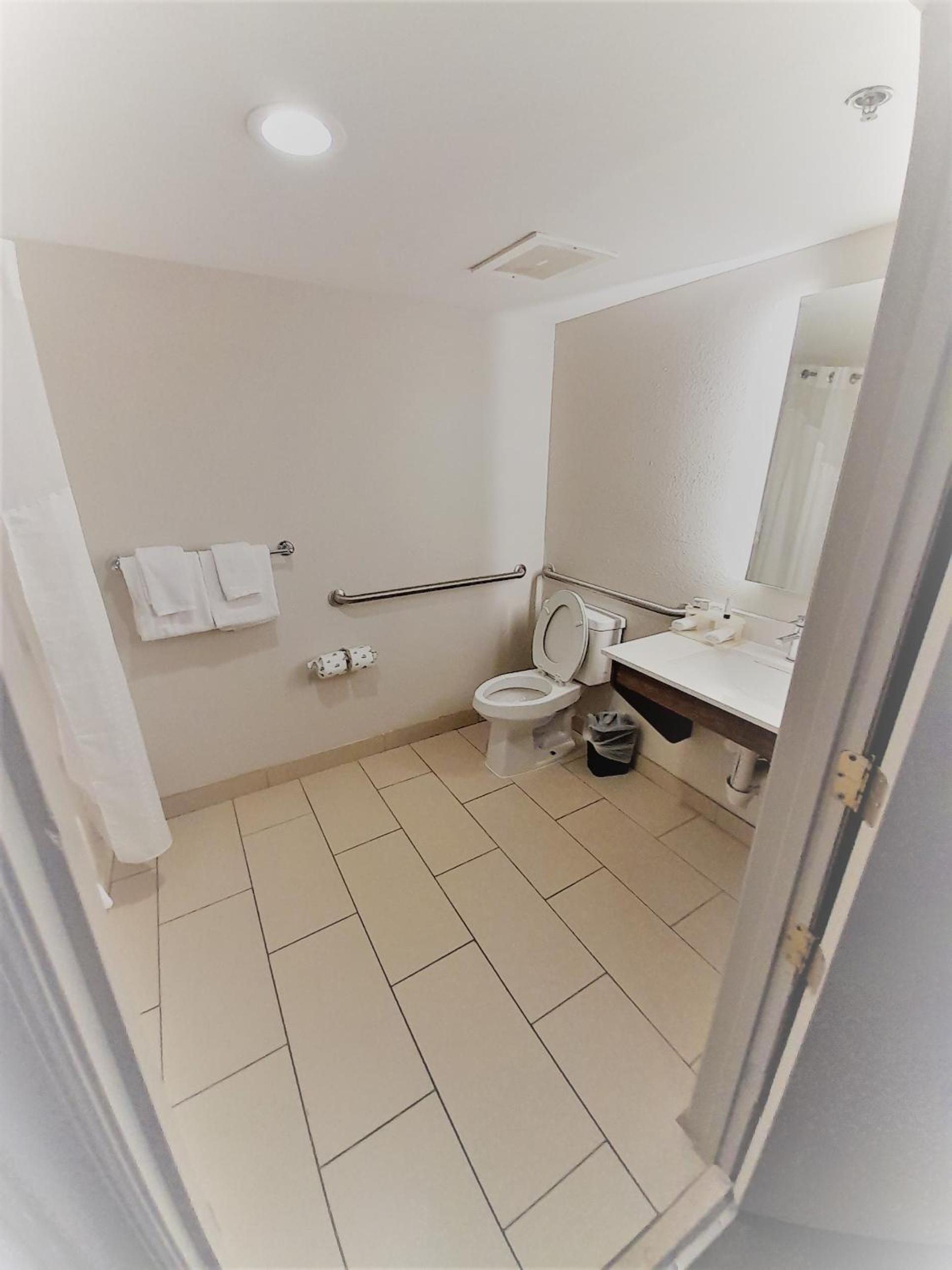 King Room - Disability Access - Photo 5