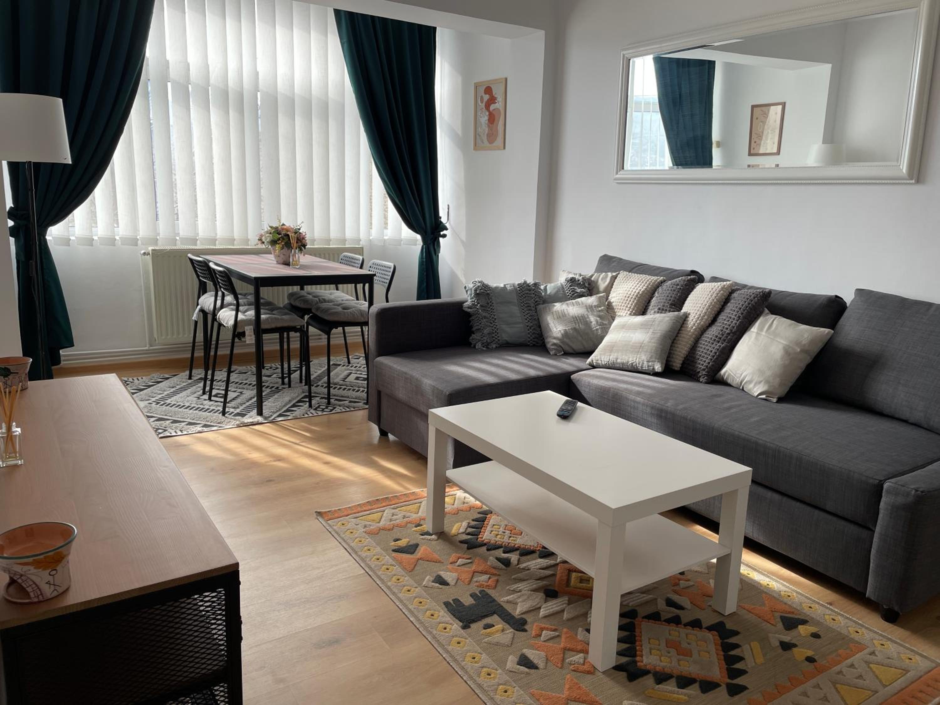 One-Bedroom Apartment photo 1