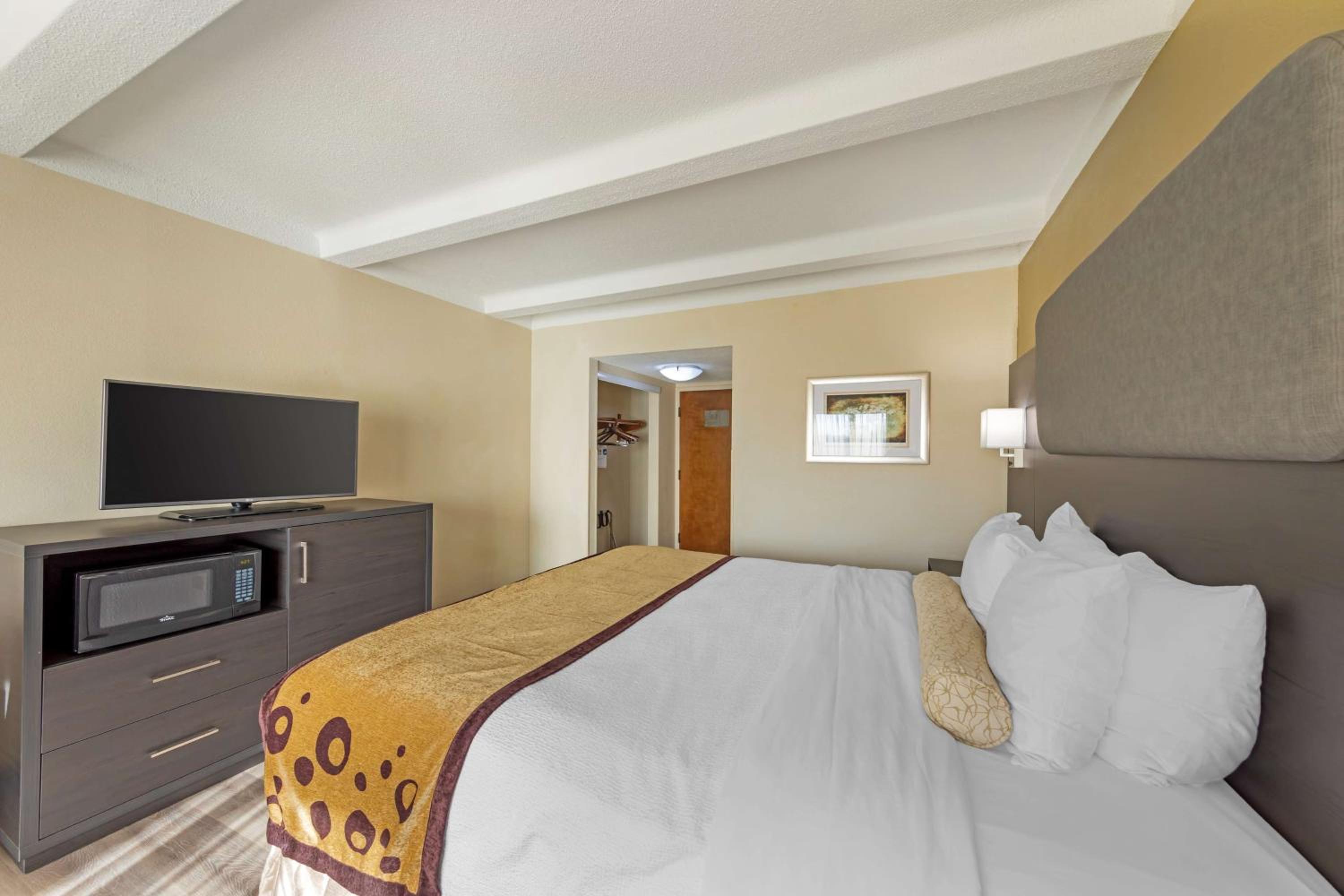 King Room - Non-Smoking - Photo 3