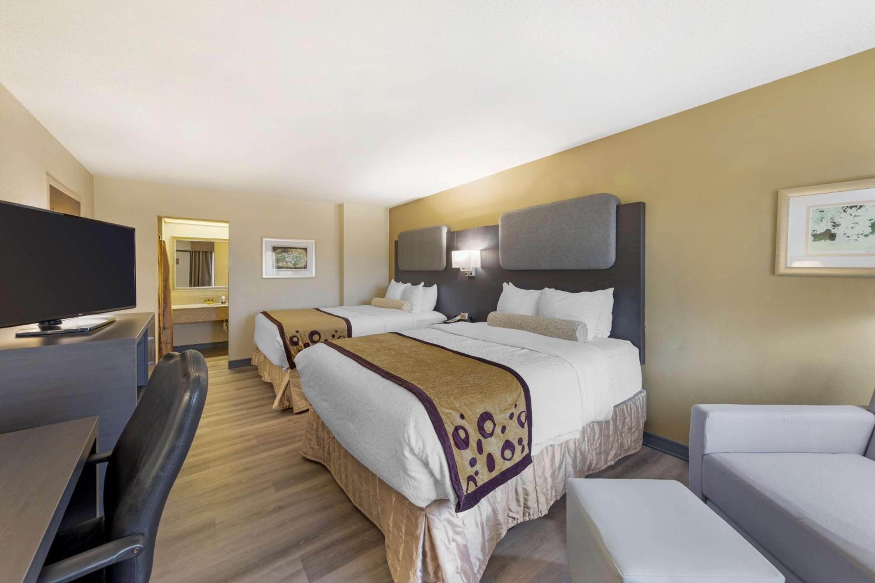 Queen Room with Two Queen Beds and Exterior Entrance - Non-Smoking - Photo 4
