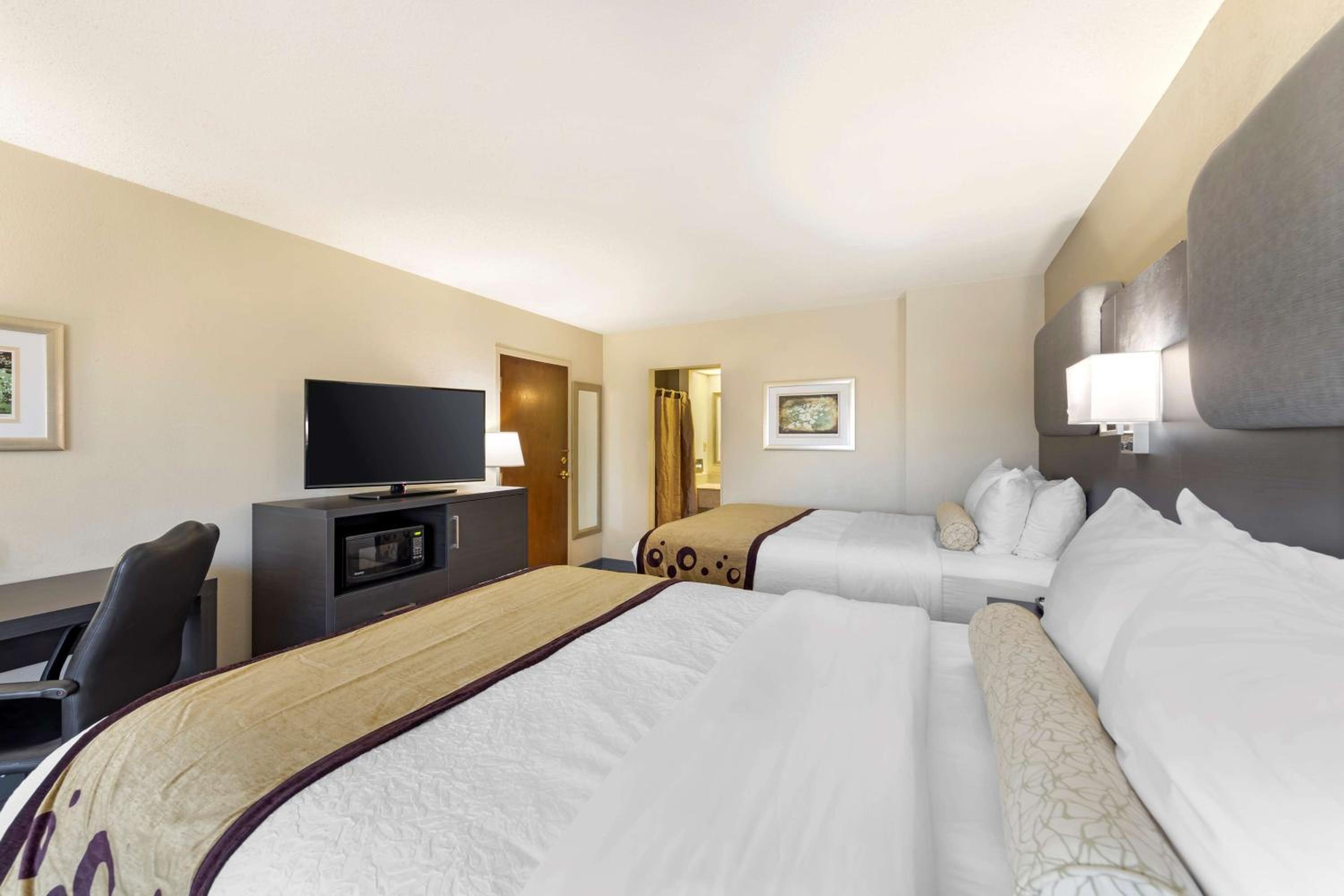 Queen Room with Two Queen Beds and Exterior Entrance - Non-Smoking - Photo 2