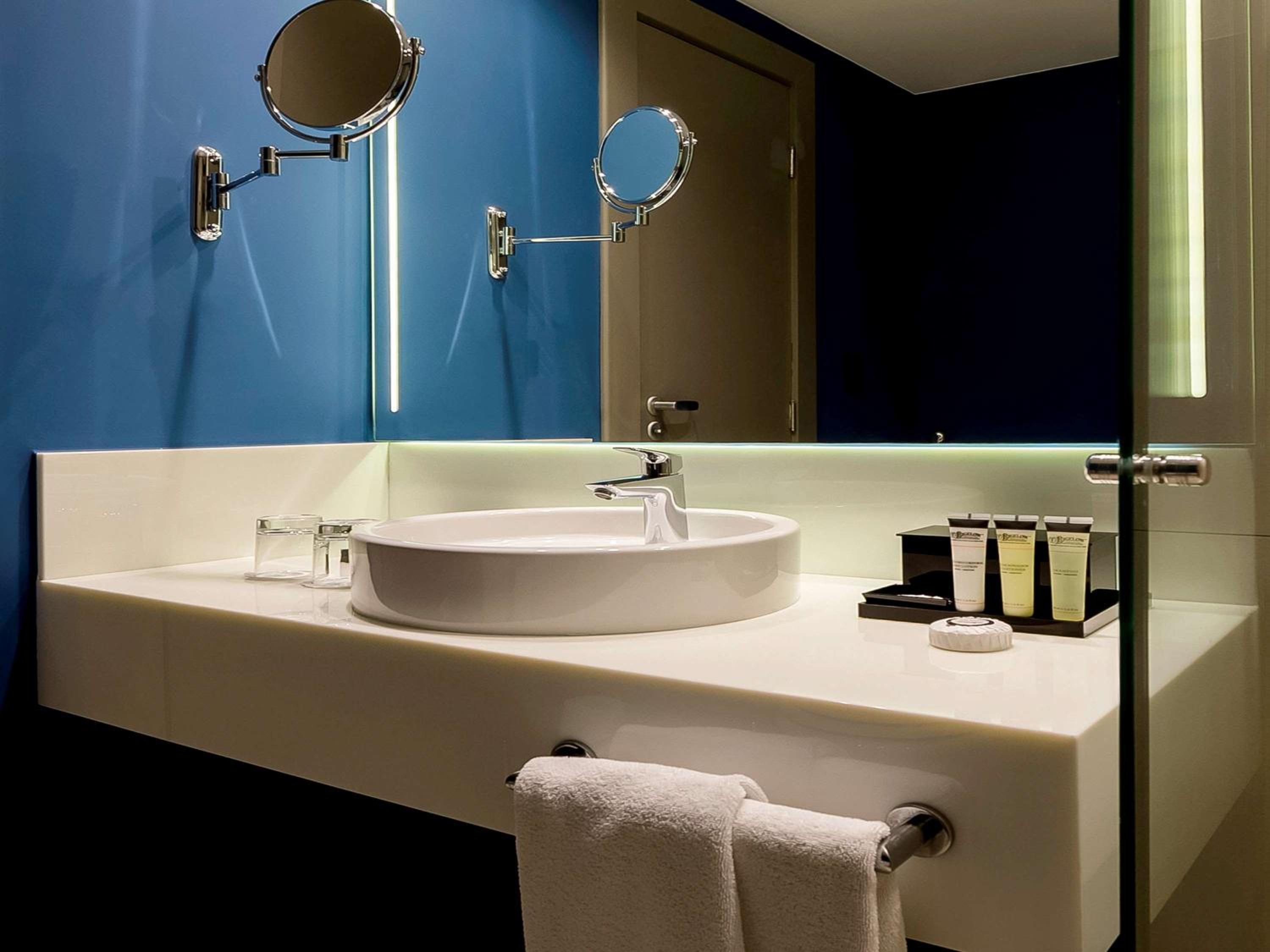 Deluxe Queen Room - Photo 9